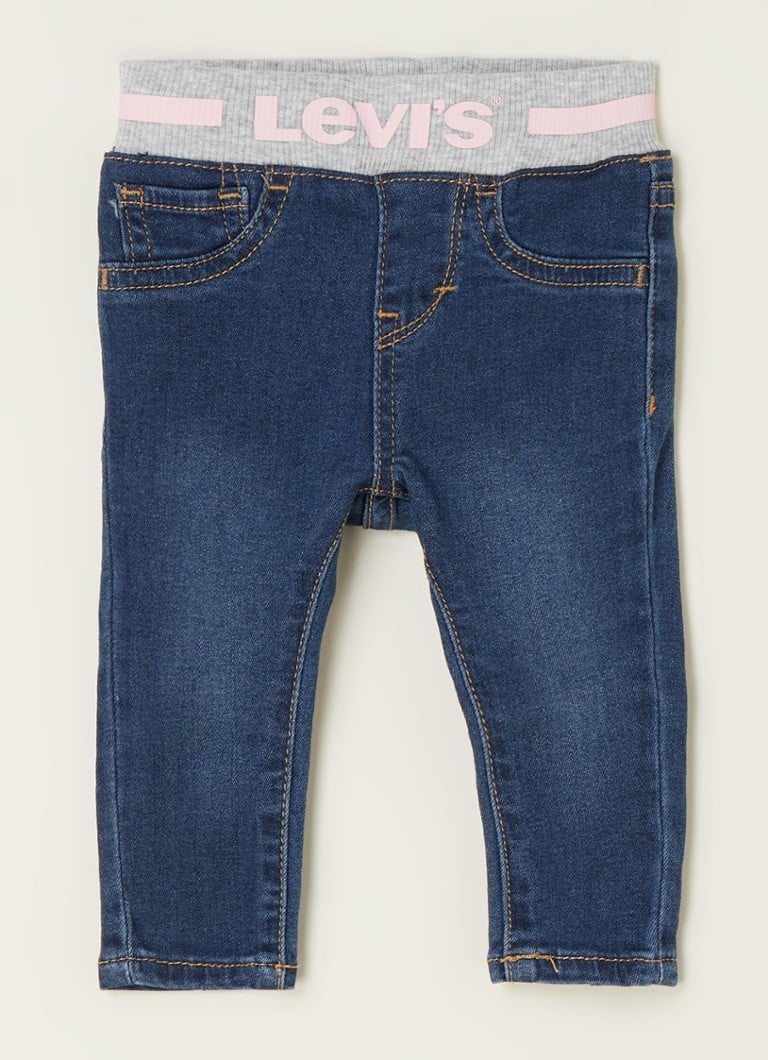Jeansy Levi's o dopasowanym kroju z nadrukowanym logo