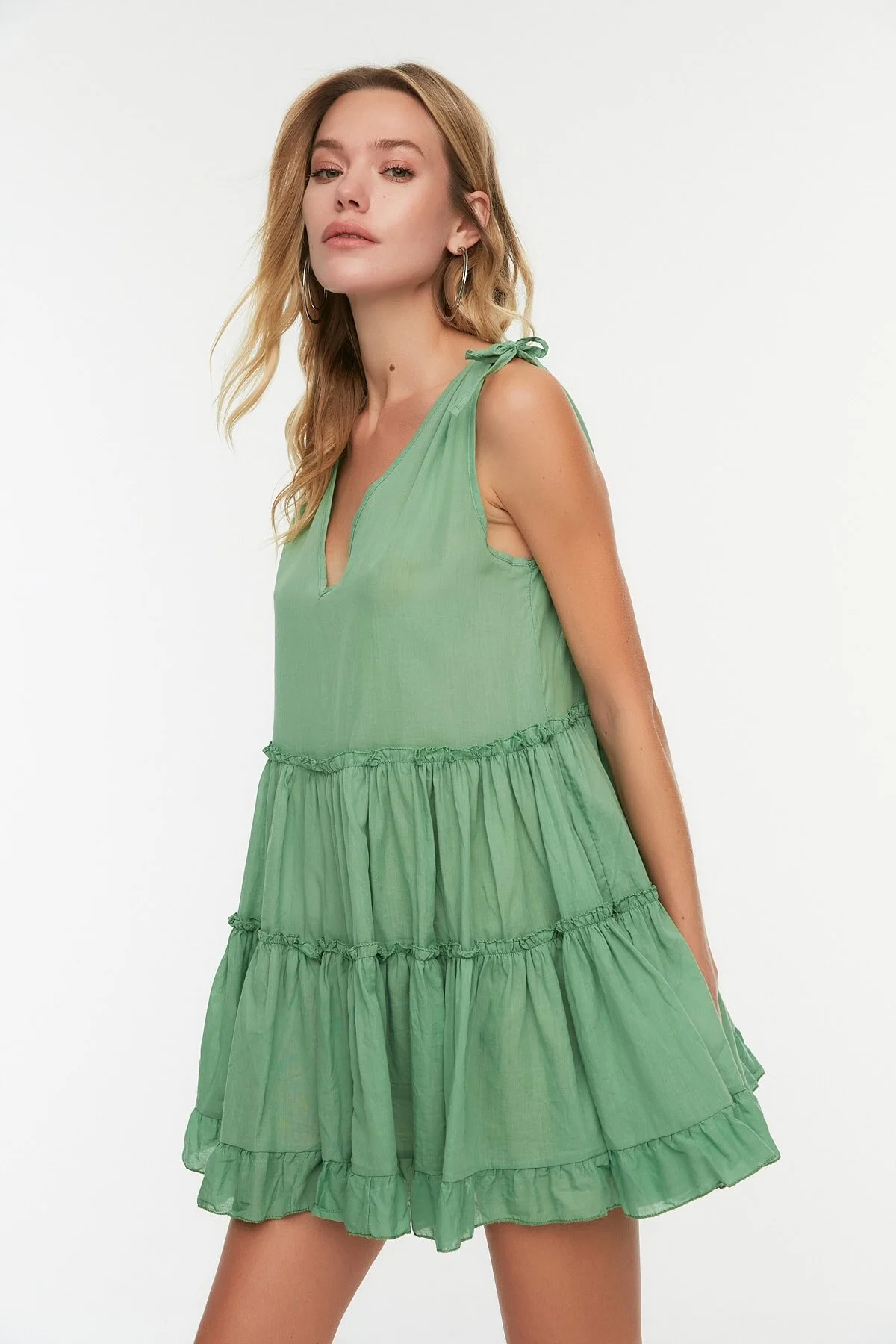 Trendyol Collection  Grünes, weit geschnittenes Mini-Strandkleid mit gewebten Rüschen aus 100 % Baumwolle TBESS21EL1247
