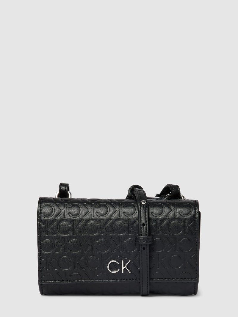 Clutch mit Allover-Label-Prägung in schwarz