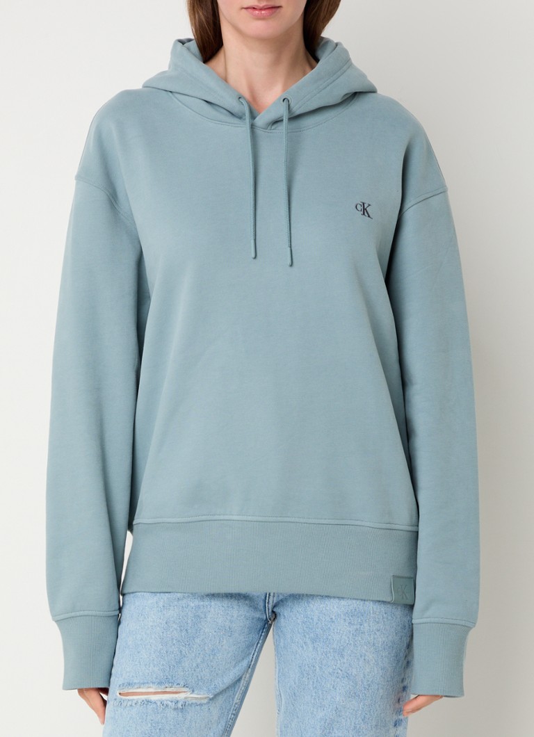 Calvin Klein kapučjaka ar izšuvumu no logotipa