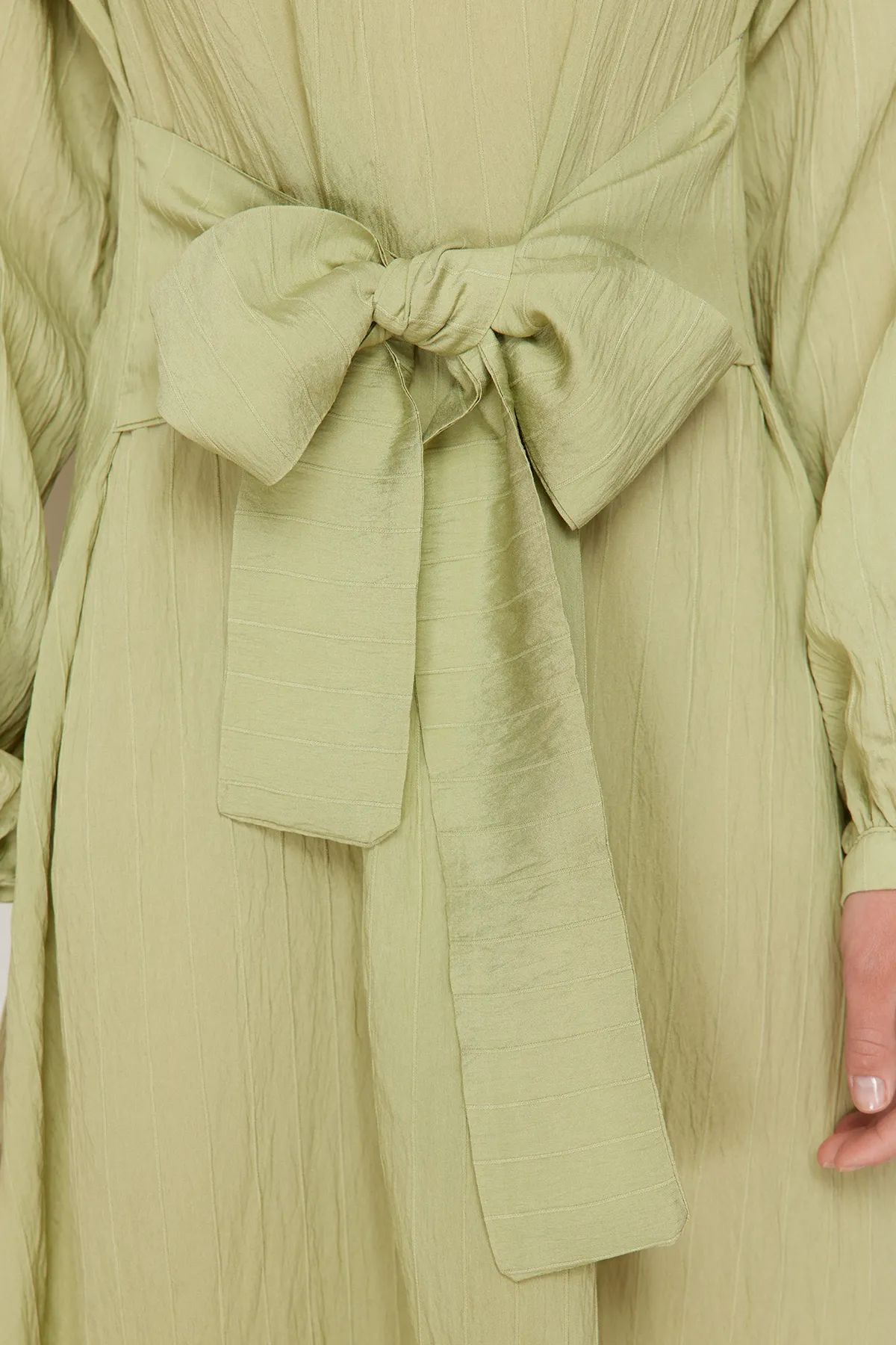 Trendyol Modest  Khakifarbenes gewebtes Kleid mit Bindeband vorne TCTSS24EB00131