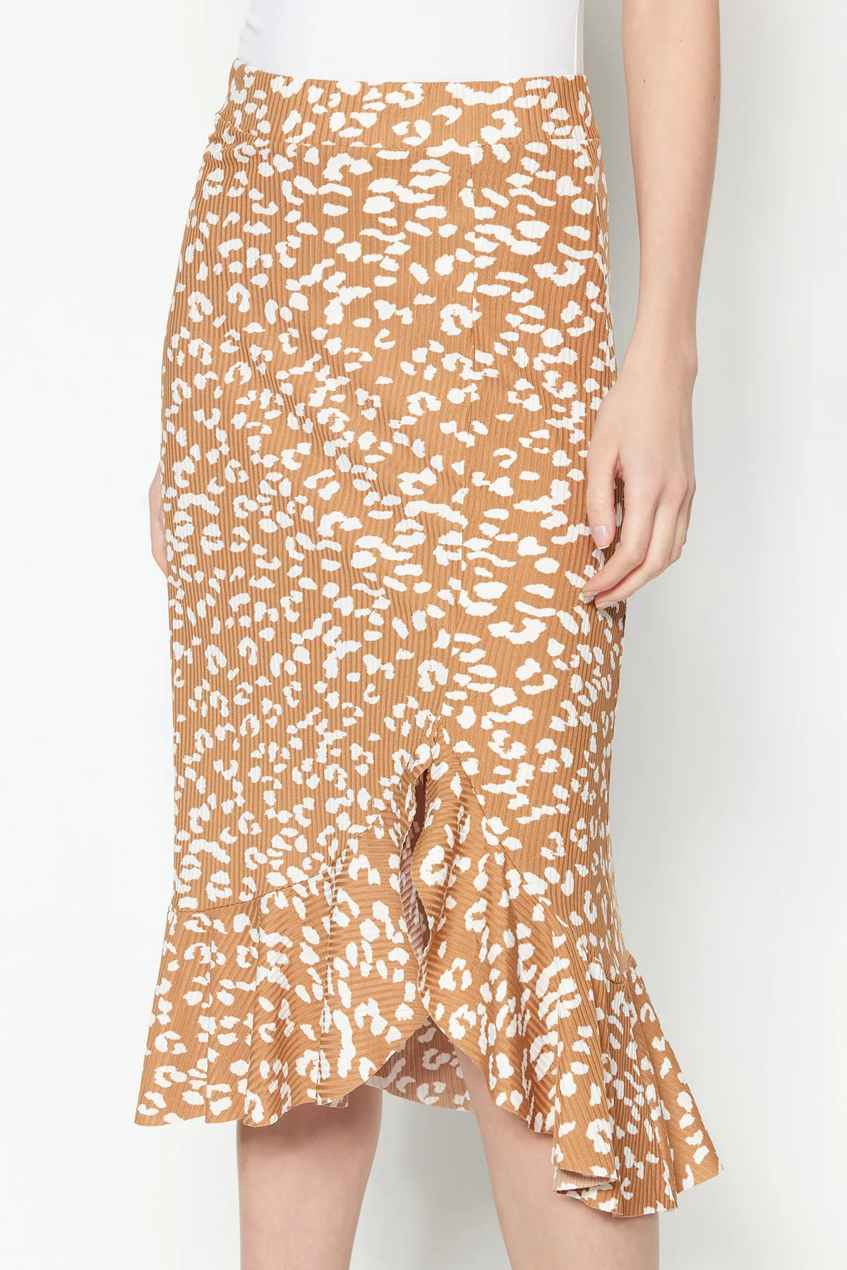 Trendyol Collection  Beiger Midirock aus Stretch-Strick mit Animalprint, hoher Taille, Raffung und Volant TWOSS21ET0029
