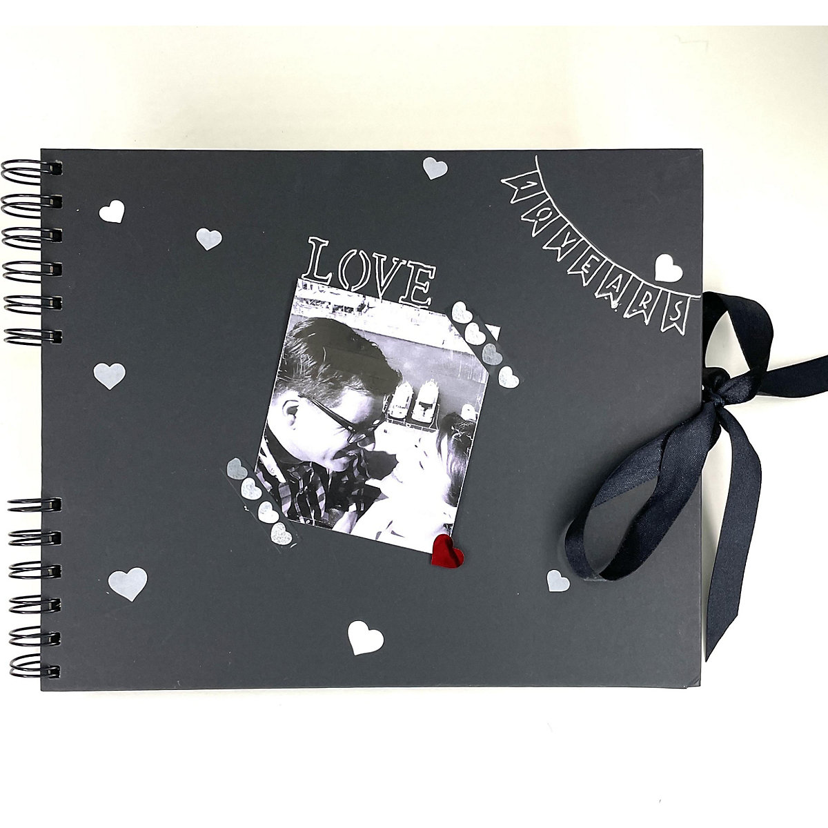 Fotobuch mit 32 Seiten, Spiralbindung und Satin Band zum Schließen, schwarz