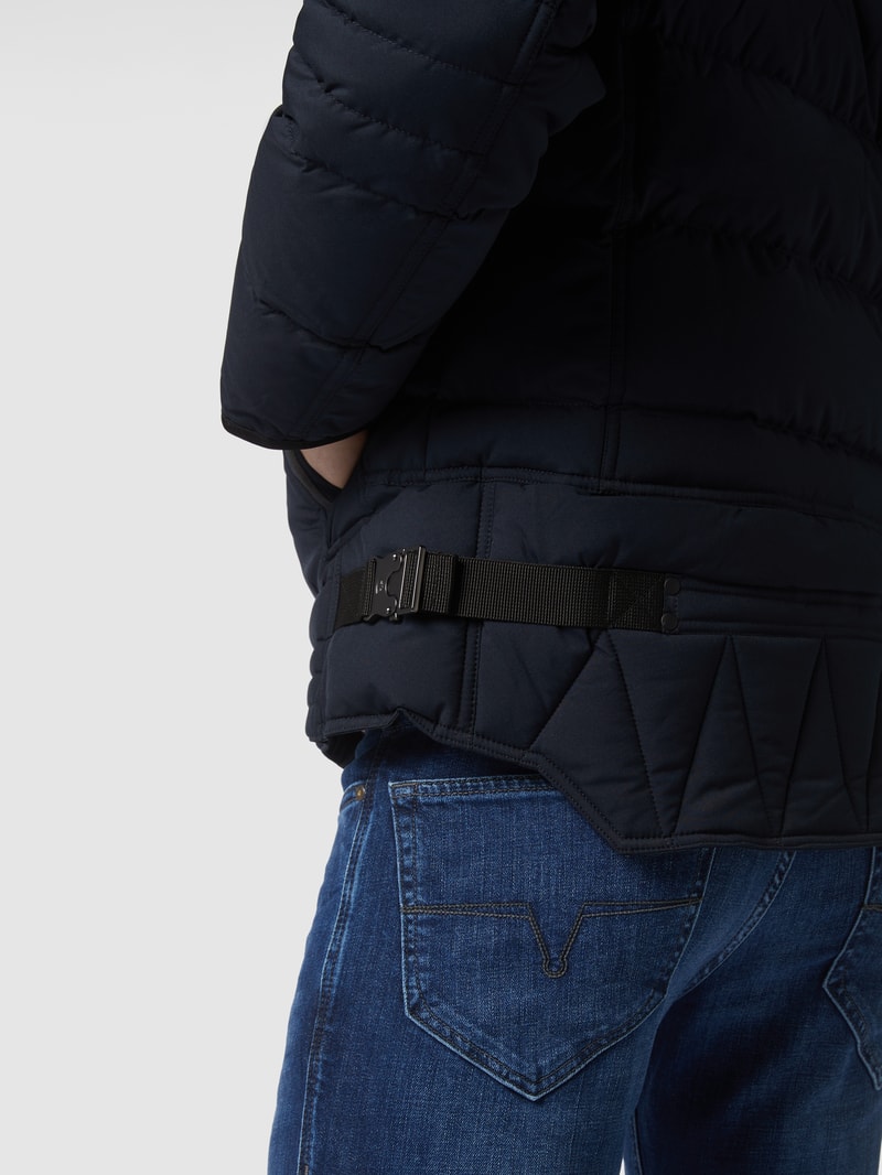 Steppjacke mit Label-Patch in marineblau