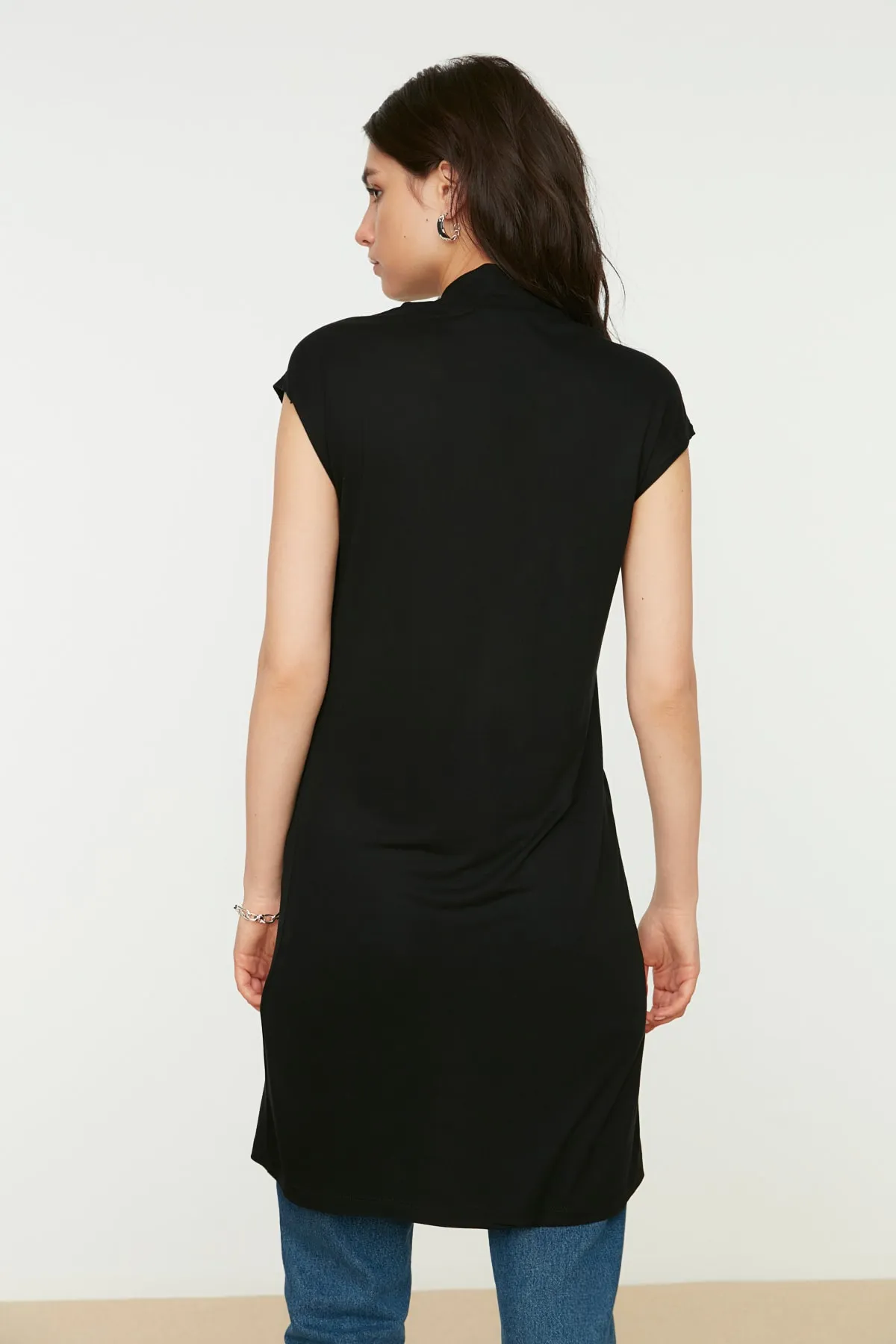 Trendyol Modest  Schwarze ärmellose Unterwäsche-Tunika aus Strick mit Stehkragen TCTSS21TN0249