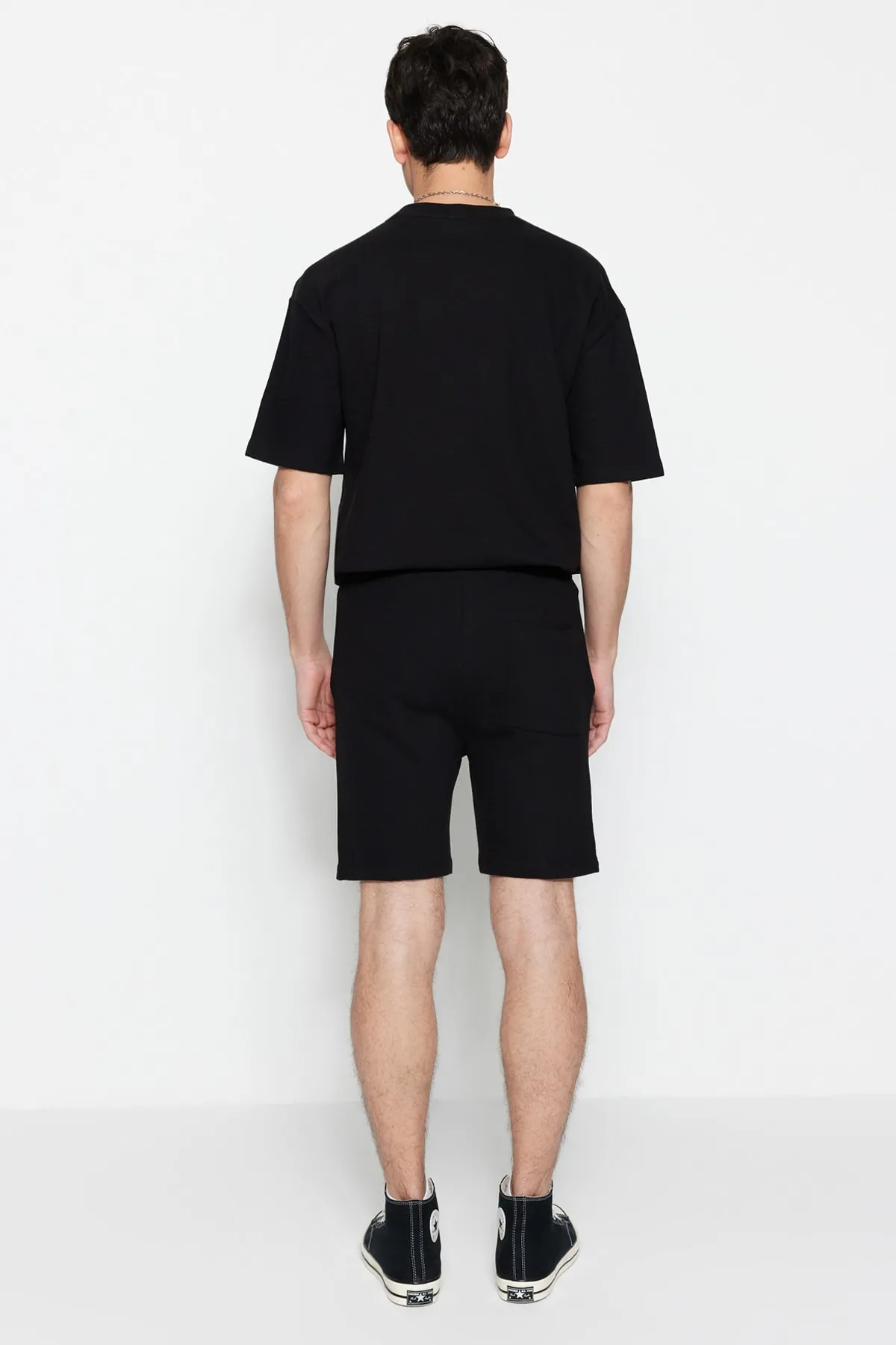 Trendyol Collection  Schwarze reguläre Shorts aus 100 % Baumwolle mit Struktur in limitierter Auflage TMNSS23SR00035