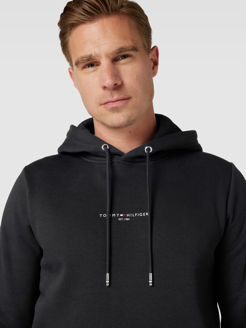 Hoodie mit Känguru-Tasche in schwarz