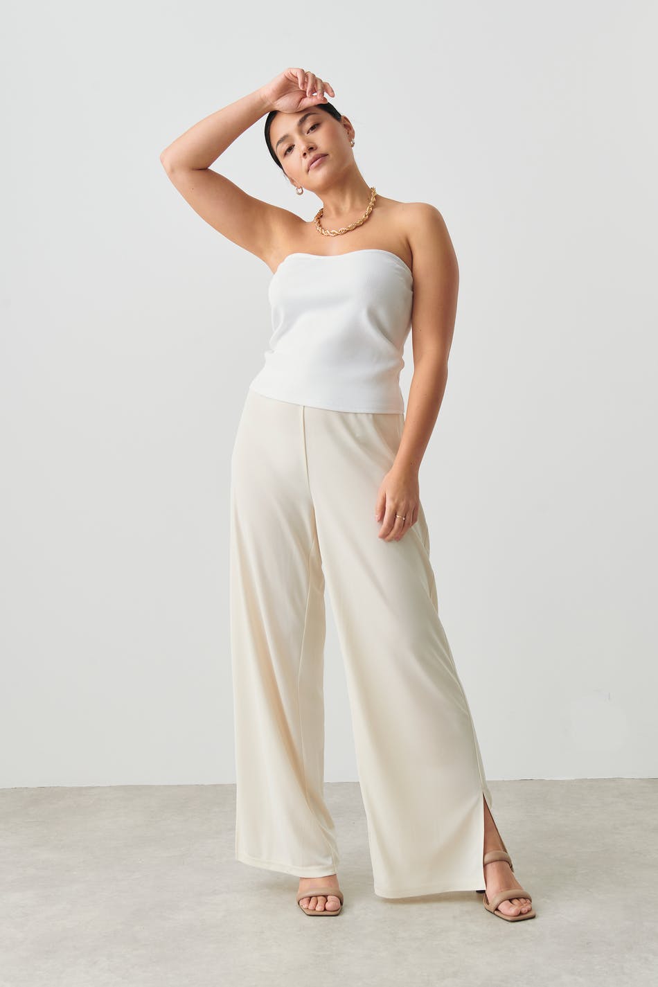 Wide slit trousers