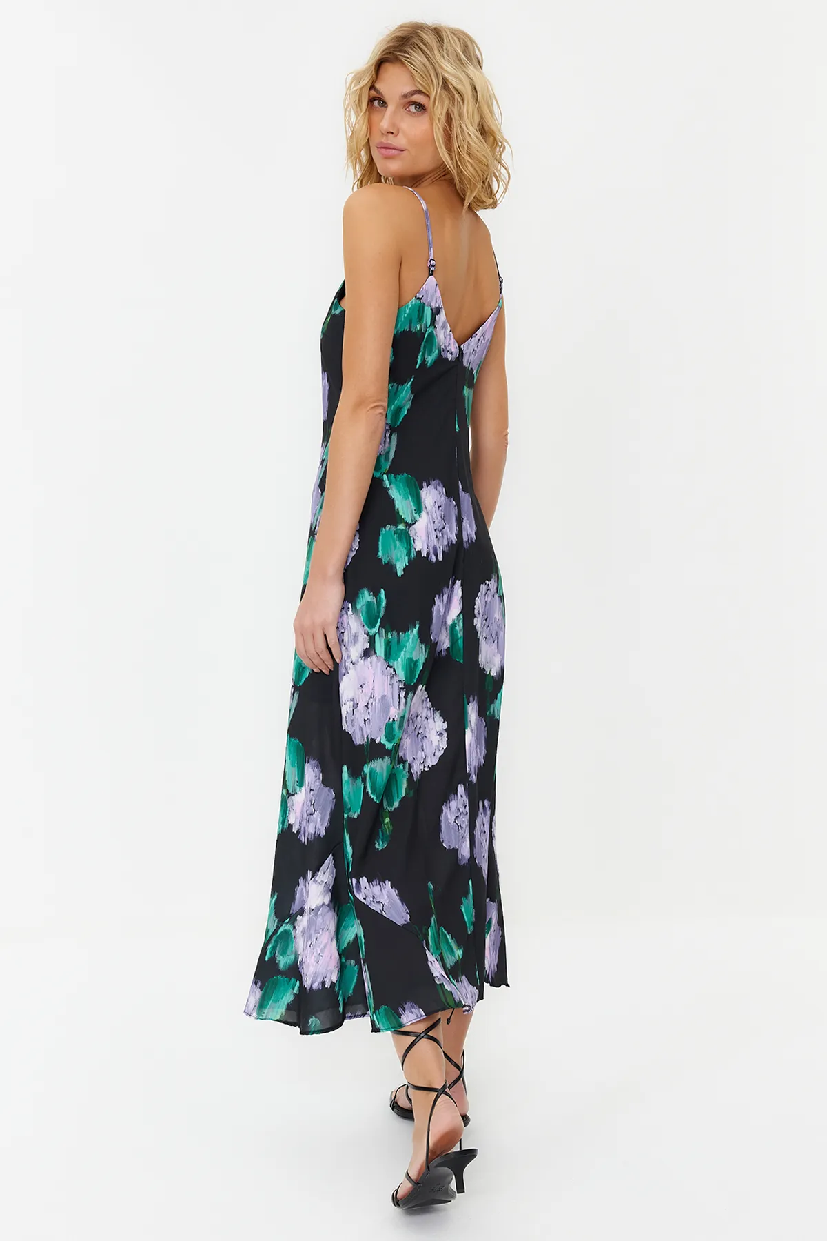 Trendyol Collection  Schwarzes, geblümtes, gewebtes Maxikleid mit Trägern und geradem Schnitt aus Satin TWOSS23EL02416