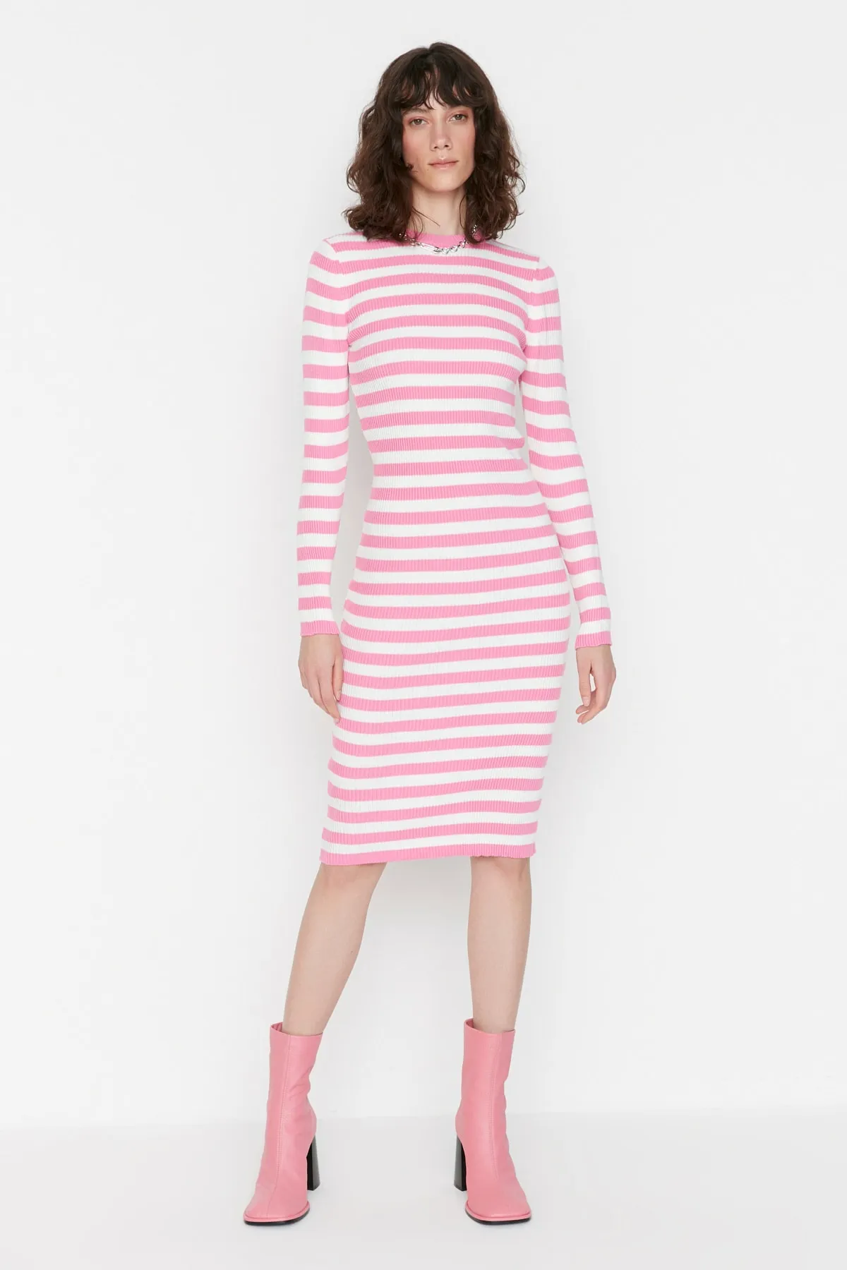 Trendyol Collection  Rosa Rosa figurbetontes gestreiftes Mini-Strickkleid TWOAW23EL00018 Kleid TWOAW23EL00018
