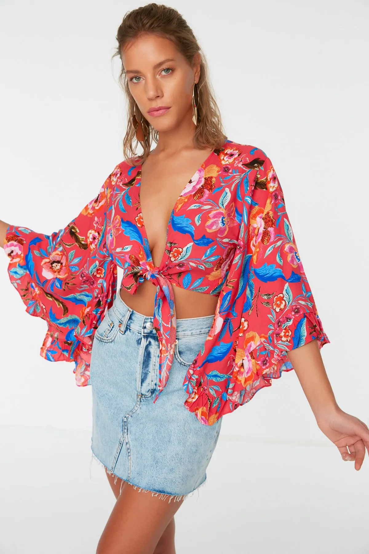Trendyol Collection  Rote, bauchfreie, gewebte Volantbluse TBESS19BB0095