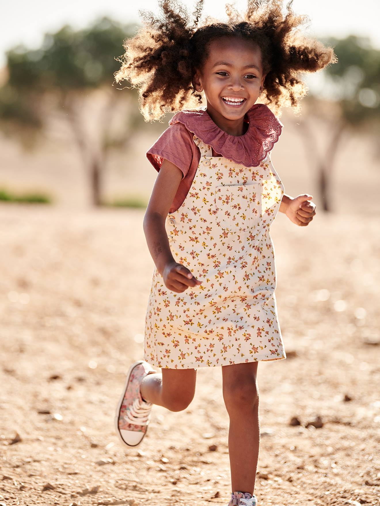 Robe-salopette à fleurs bretelles à volants beige rosé imprimé