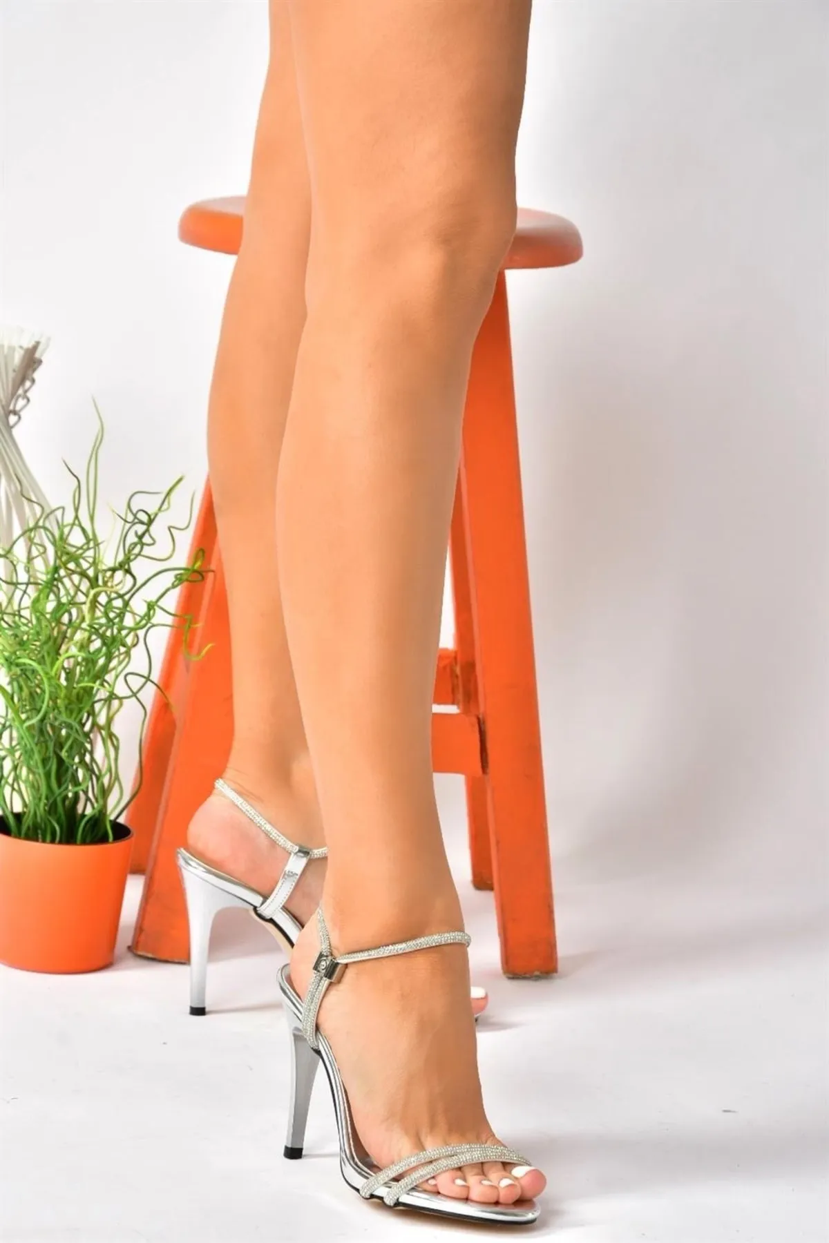 Fox Shoes  Silberne Spiegelstein-Schnürsenkel für Damenabendkleider mit schmalen Streifenabsätzen P251775034