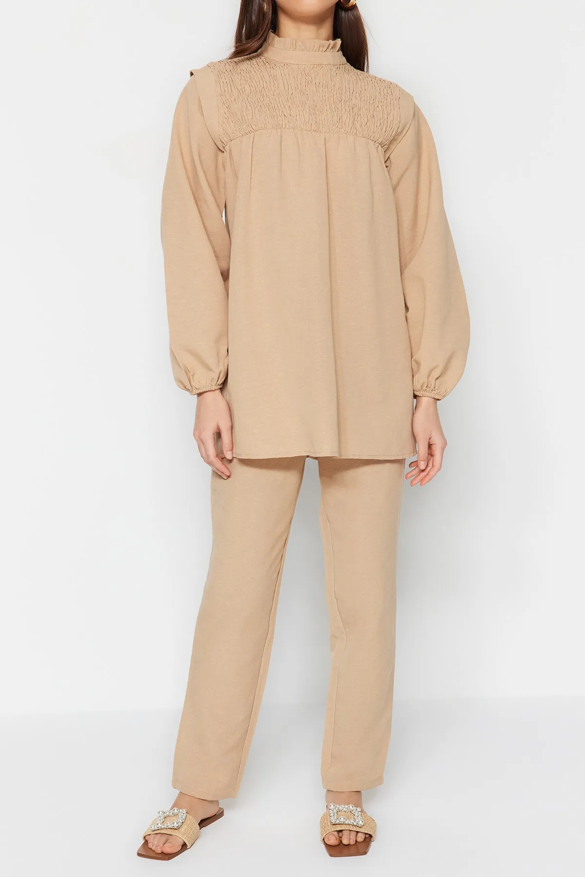 Trendyol Modest  Beiges Tunika-Hosen-Set mit Gipe-Detail in Leinenoptik TCTSS23US00075