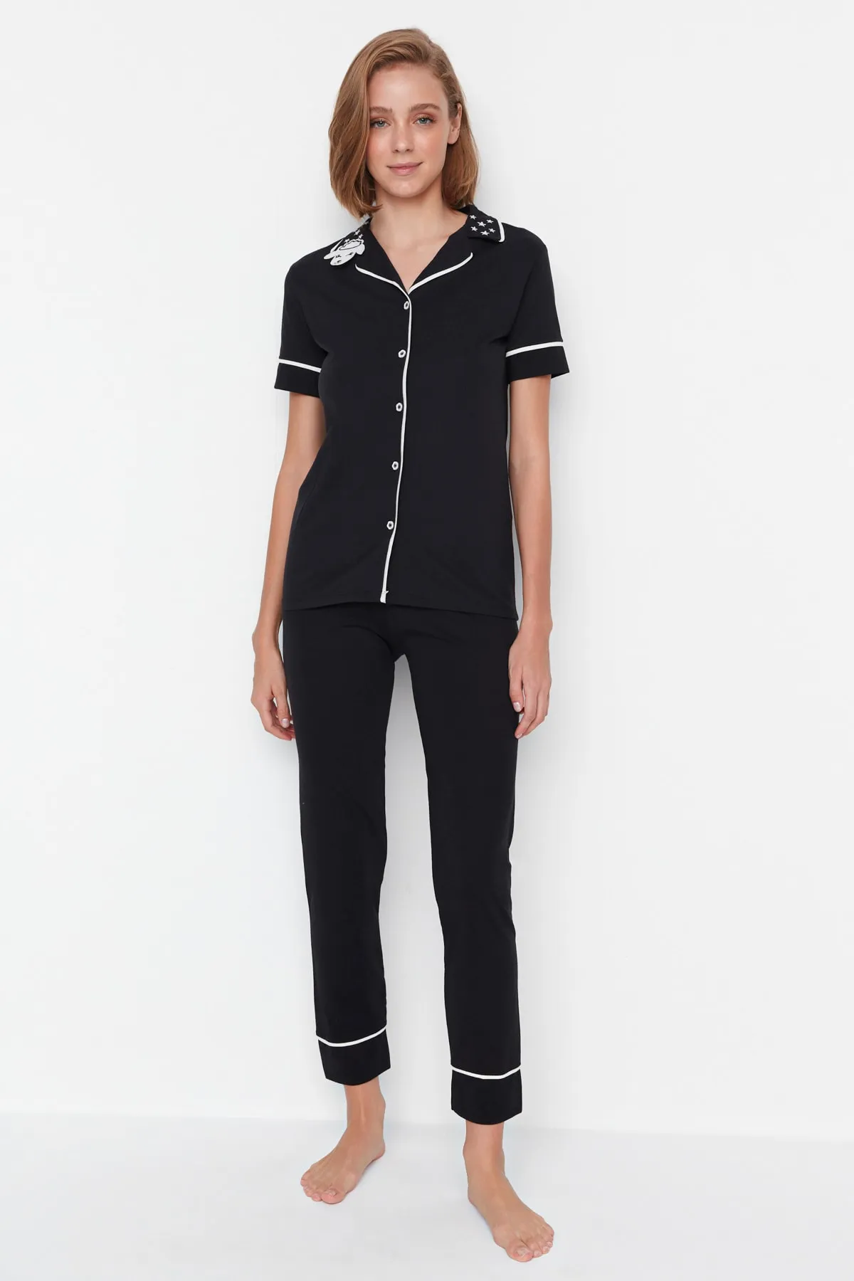 Trendyol Collection  Schwarzes Slim-Fit-Hemd-Hose-Strick-Pyjama-Set mit Lammkragen und Baumwollkragen THMAW22PT0704