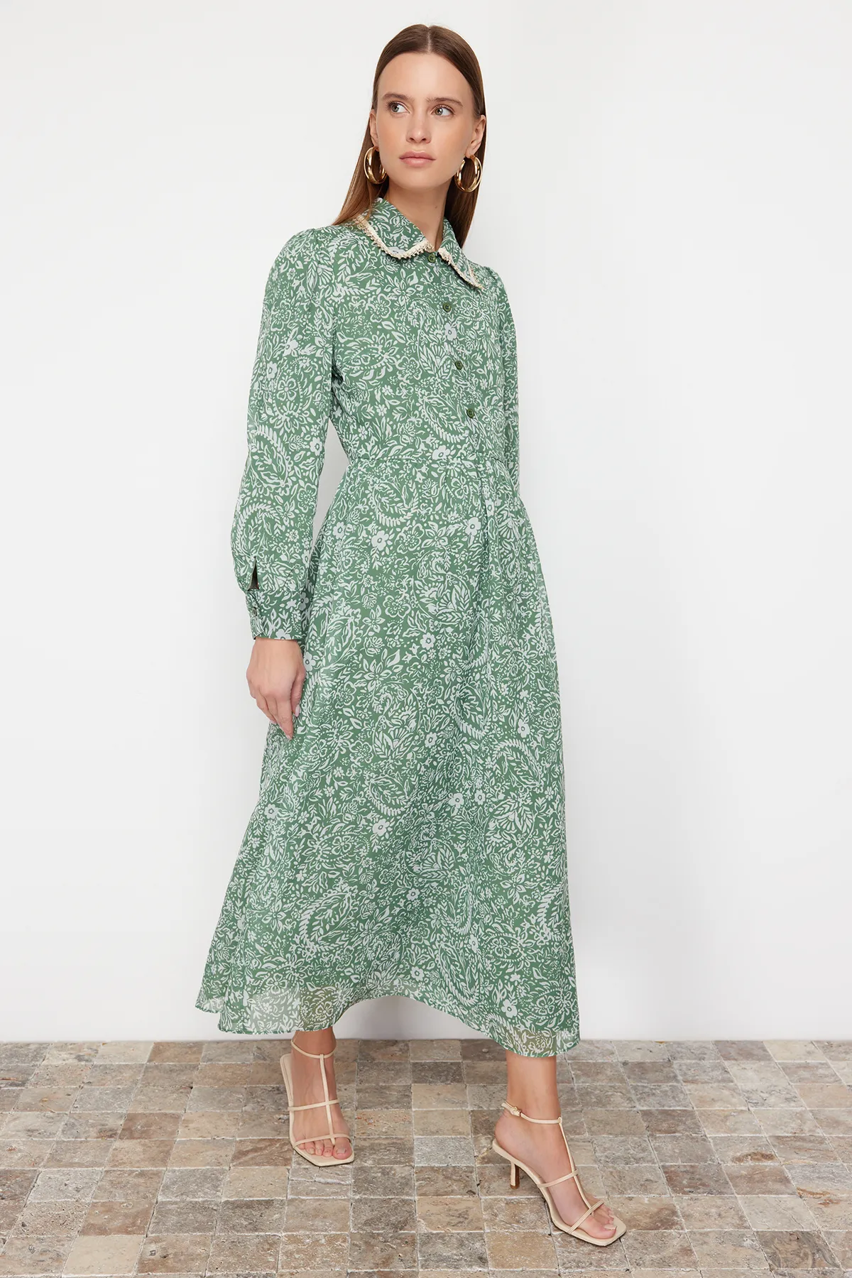 Trendyol Modest  Grünes Kleid aus Chiffon mit Blumenkragen und detailliertem Futter TCTSS24EB00033