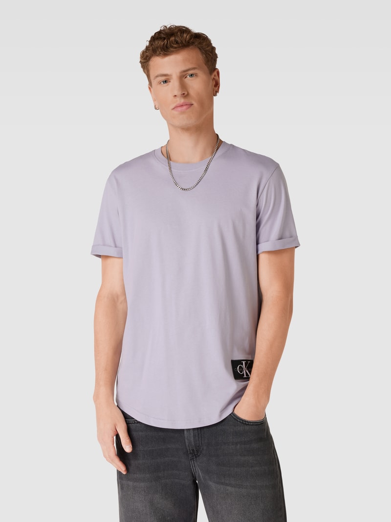 T-Shirt aus Baumwolle mit Label-Detail Modell 'BADGE' in lavendel