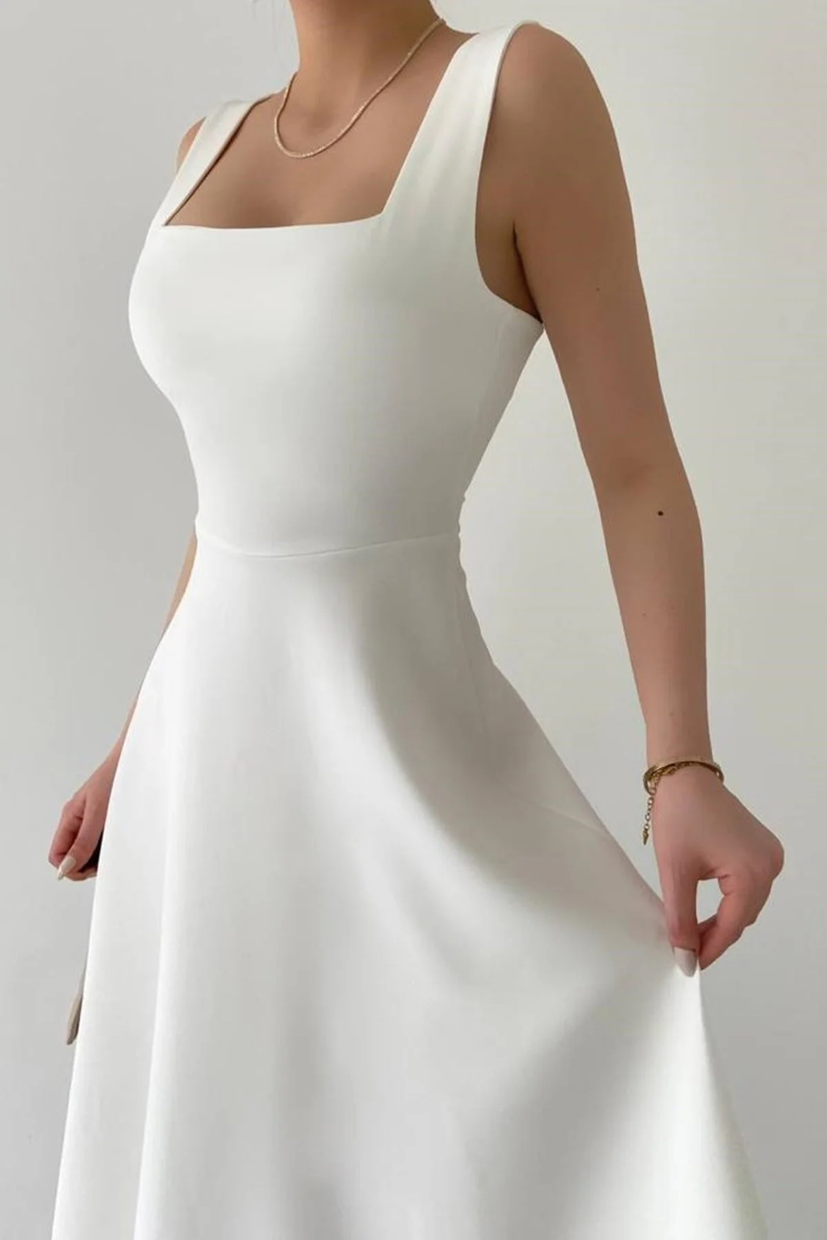 vuvutasarım  Damen-Abendkleid mit quadratischem Kragen und dicken Trägern in Midi-Länge in Weiß 151