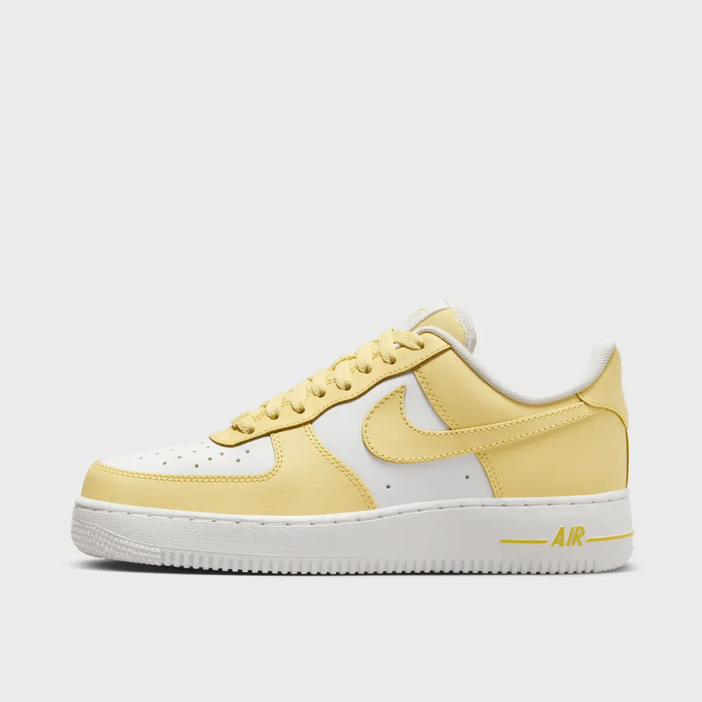 Nike Wmns Air Force 1 07 HF0119-700 / gelb