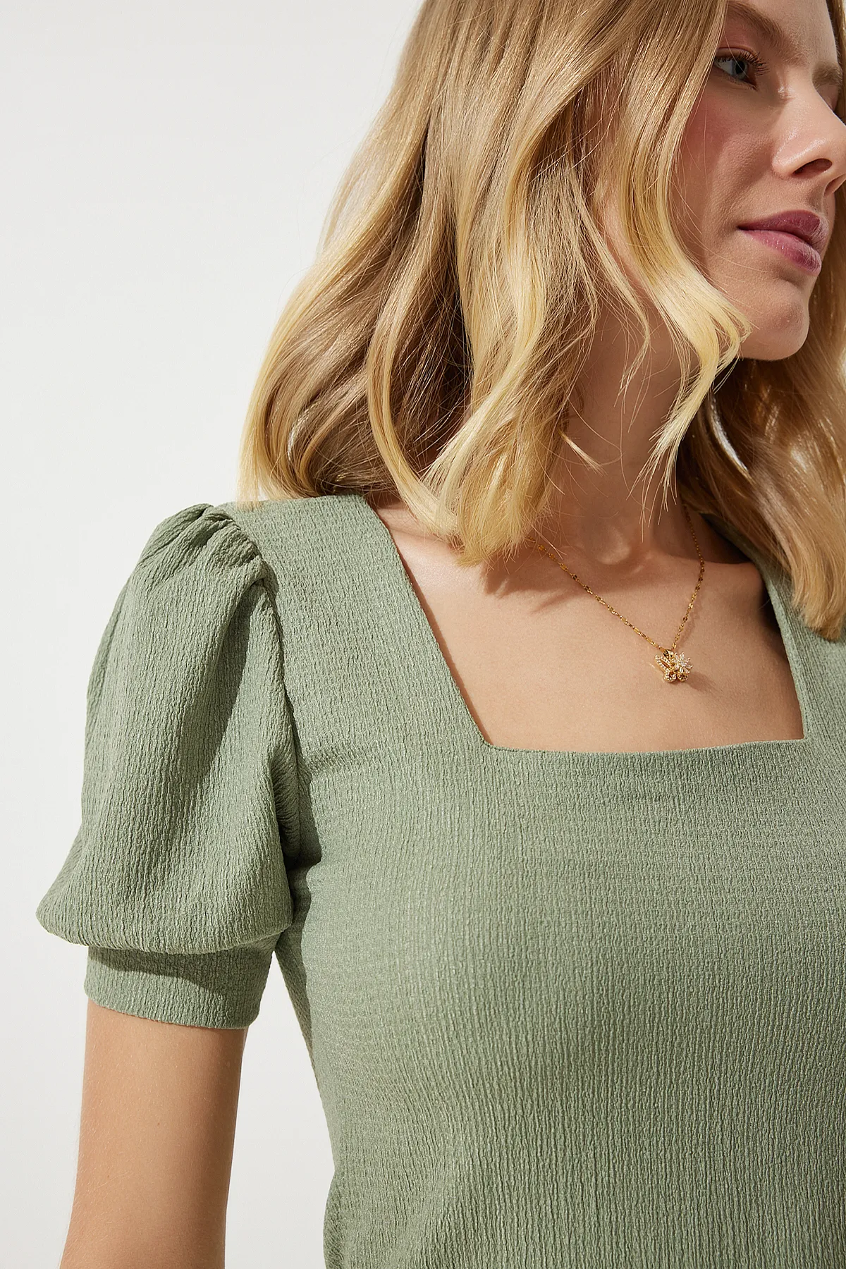 Happiness İstanbul  Grüne Damen-Strickbluse mit quadratischem Ausschnitt und Ballonärmeln DD01051