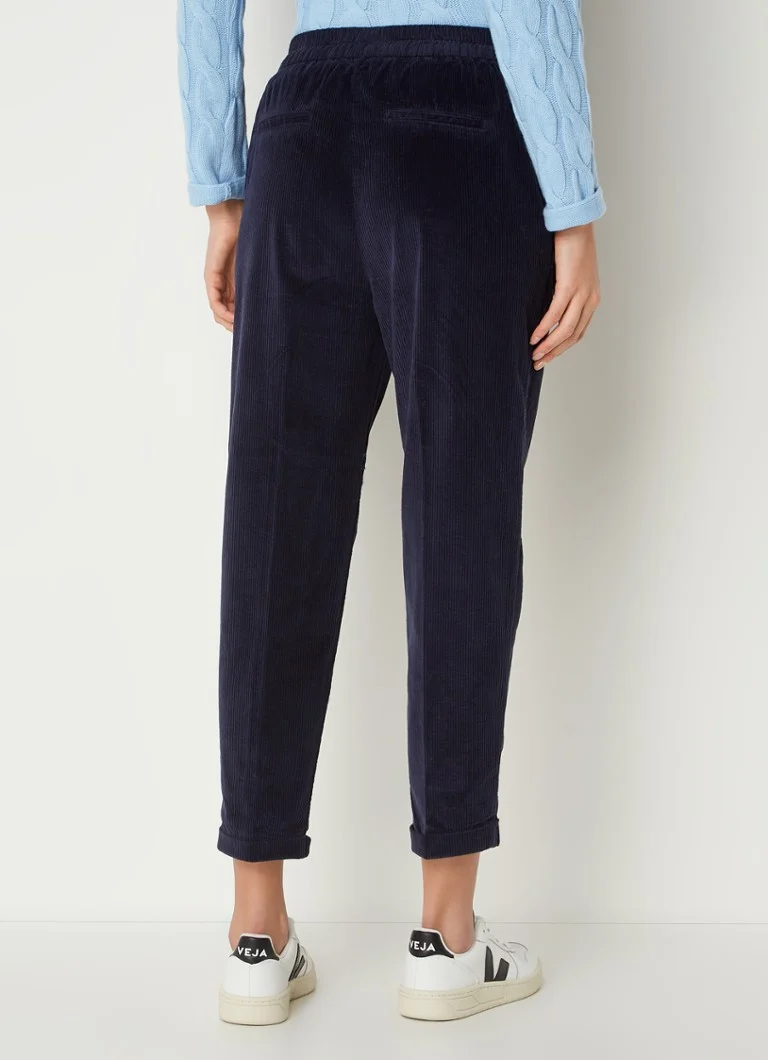 Pantaloni mulați din catifea reiată, cu talie înaltă și croială scurtă pe picior, de la Benetton.