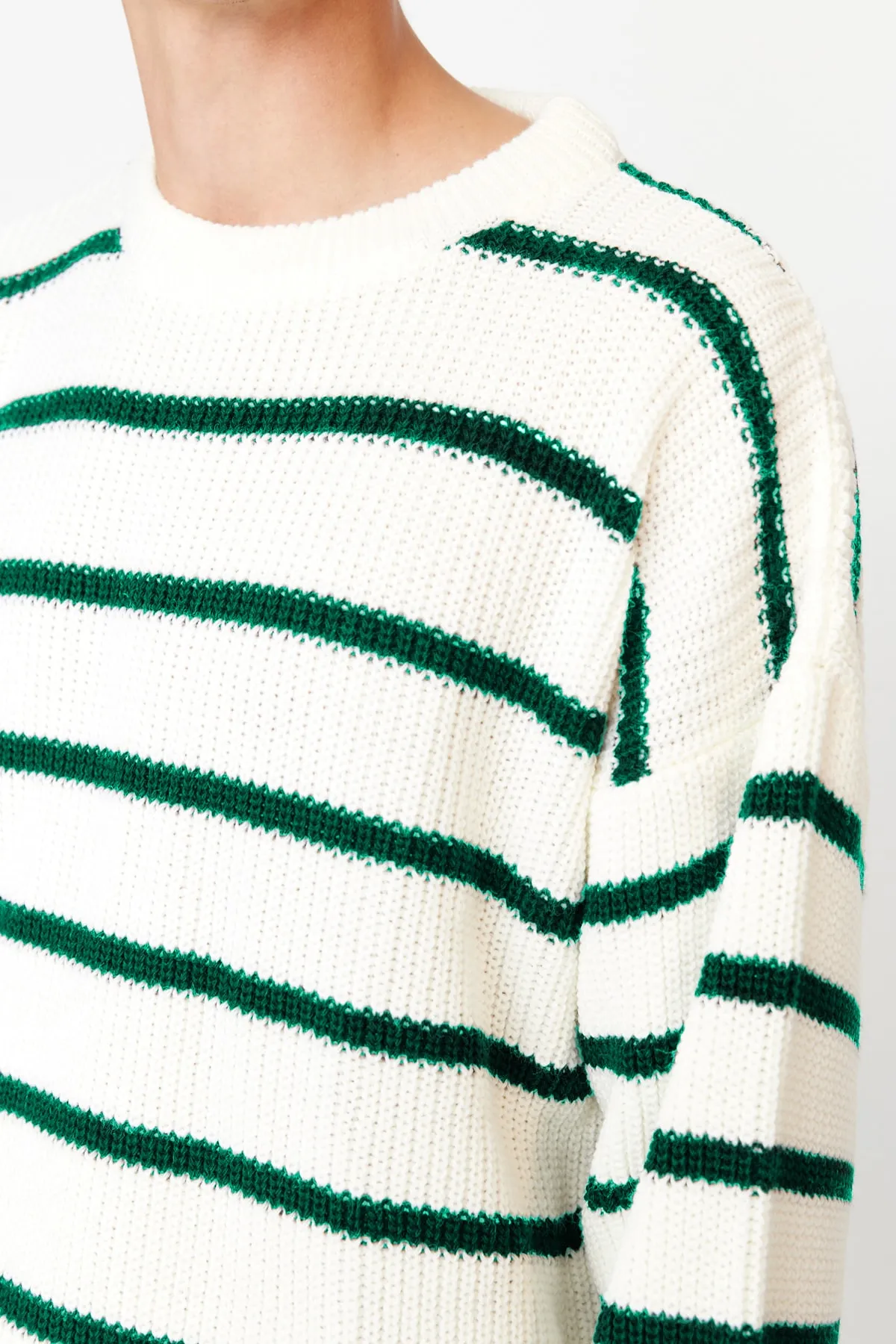 Trendyol Collection  Grüner Unisex-Strickpullover in Oversize-Passform, weiter Passform, Rundhalsausschnitt, TMNAW23KZ00285