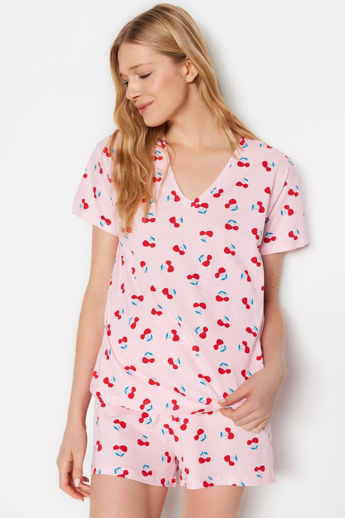 Trendyol Collection  Hellrosa gestricktes Pyjama-Set mit T-Shirt und Shorts aus 100 % Baumwolle mit Kirschmuster THMSS23PT00013