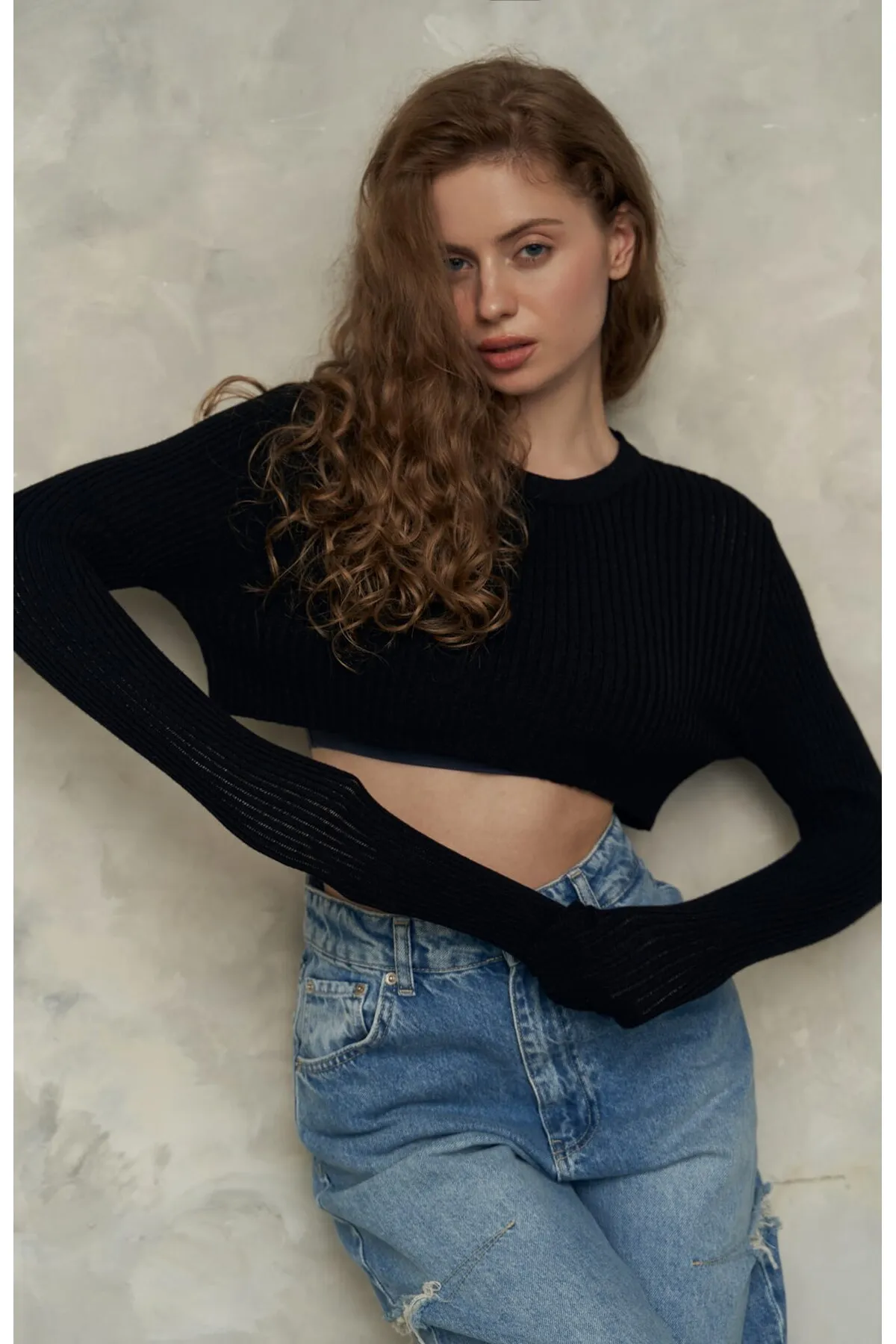 MAİ COLLECTİON  Schwarzes Strick-Crop mit weicher Textur von Liana