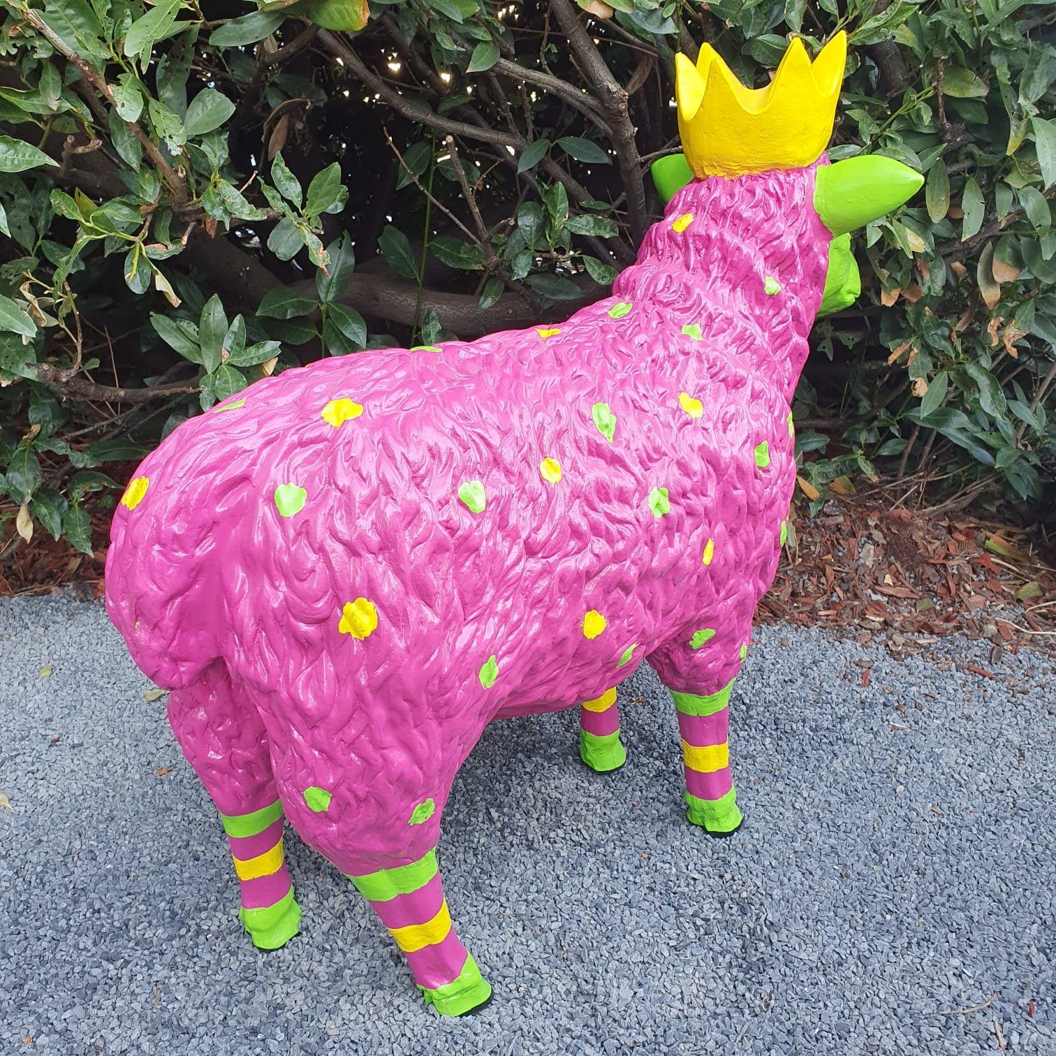 Aspinaworld Gartenfigur bunte Schaf Figur mit Krone 45 cm wetterfest