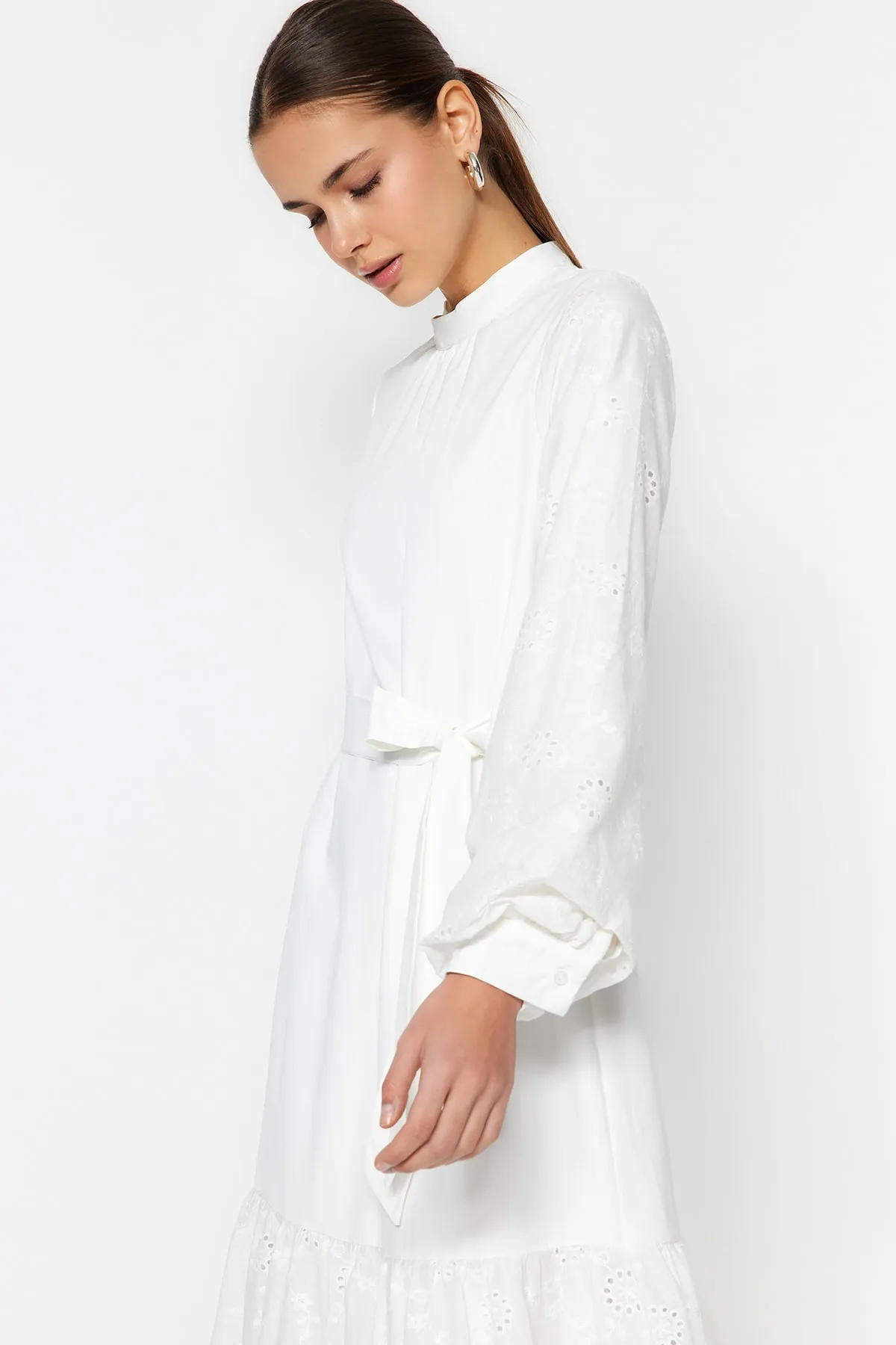 Trendyol Modest  Weißes, gefüttertes, gewebtes Kleid mit Stickereidetails an Ärmeln und Röcken TCTSS23EB00080