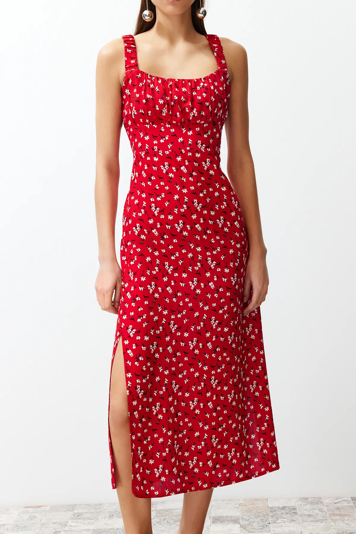 Trendyol Collection  Rotes Maxikleid aus 100 % Viskosegewebe mit Blumenmuster und Schlitzdetail, quadratischem Ausschnitt, TWOSS24EL00613