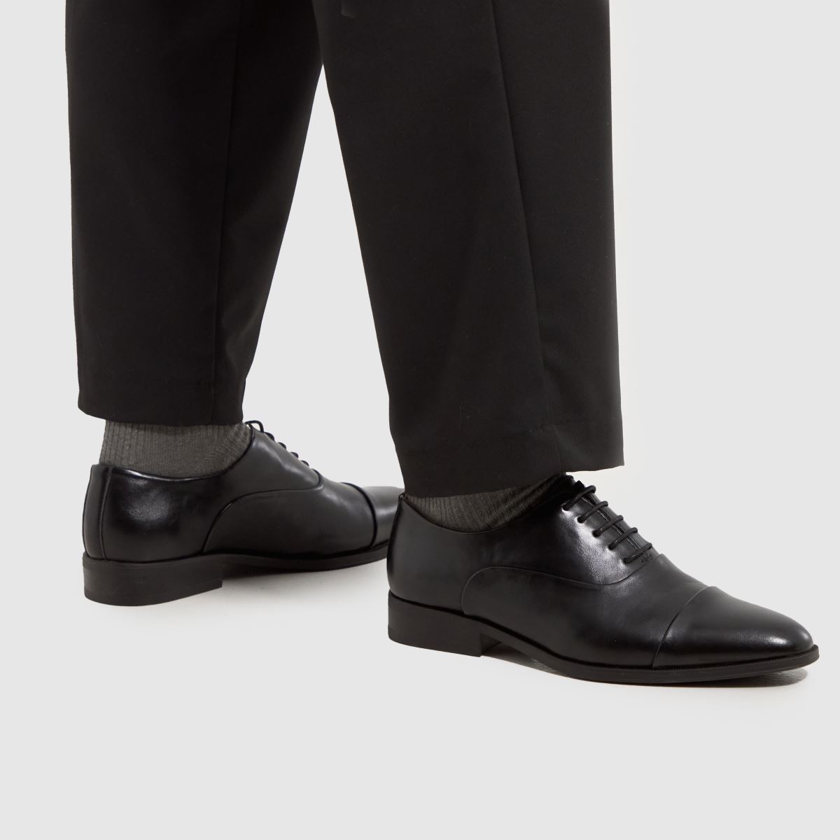 Schuh Rafa – Svarta skor med tåhätta och snörning