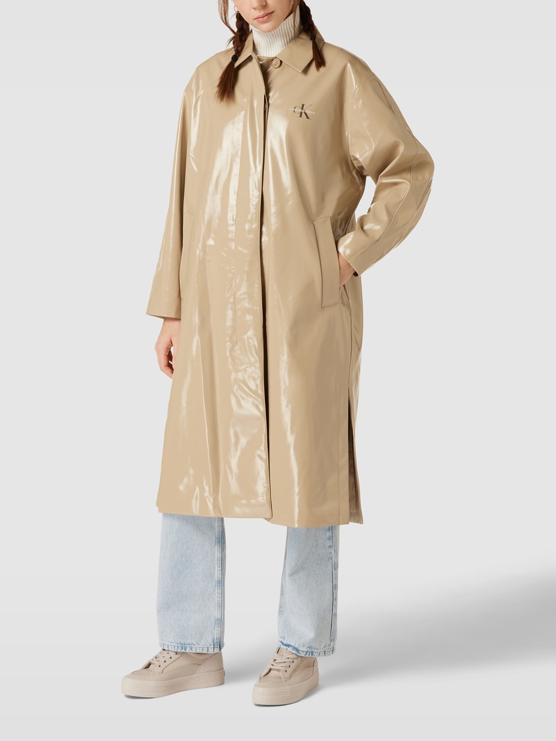 Mantel mit Label-Print Modell 'OVERSIZED COATED COAT' in sand