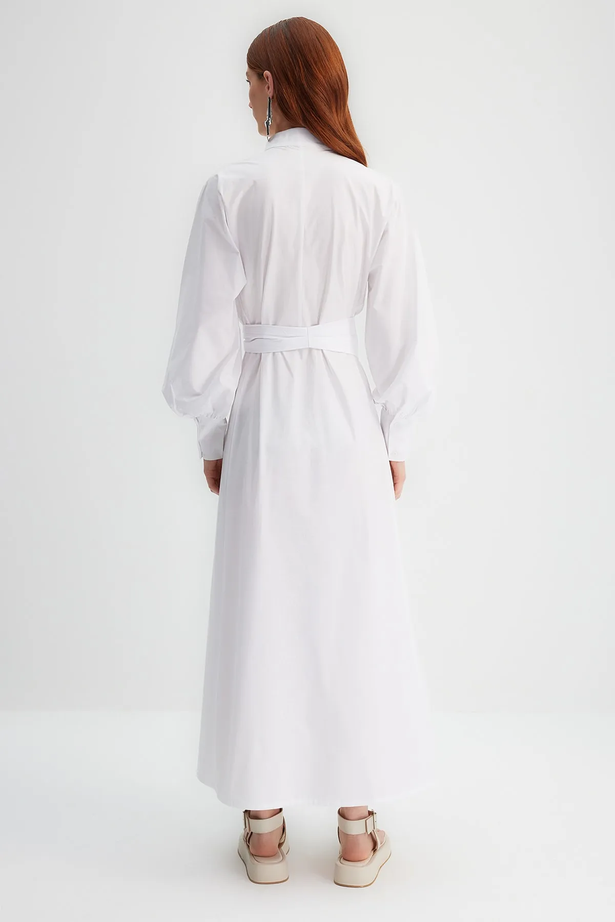 Trendyol Modest  X Kevser Sarıoglu Weißes Kleid aus 100 % gewebtem Baumwollpopeline mit breitem Gürtel TCLSS23DB00009