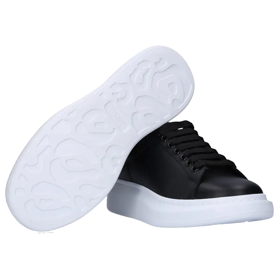 Alexander McQueen - Sneaker low LARRY Kalbsleder - schwarz