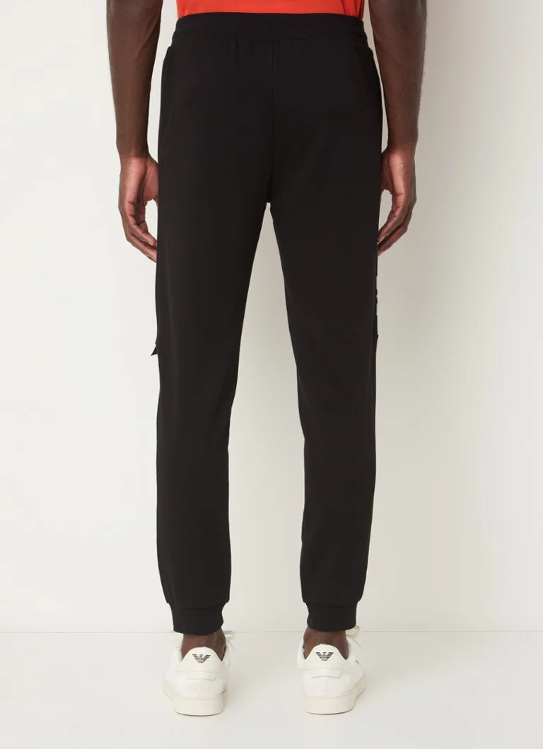 Pantaloni de trening slim fit de la Emporio Armani, cu logo și buzunare laterale.