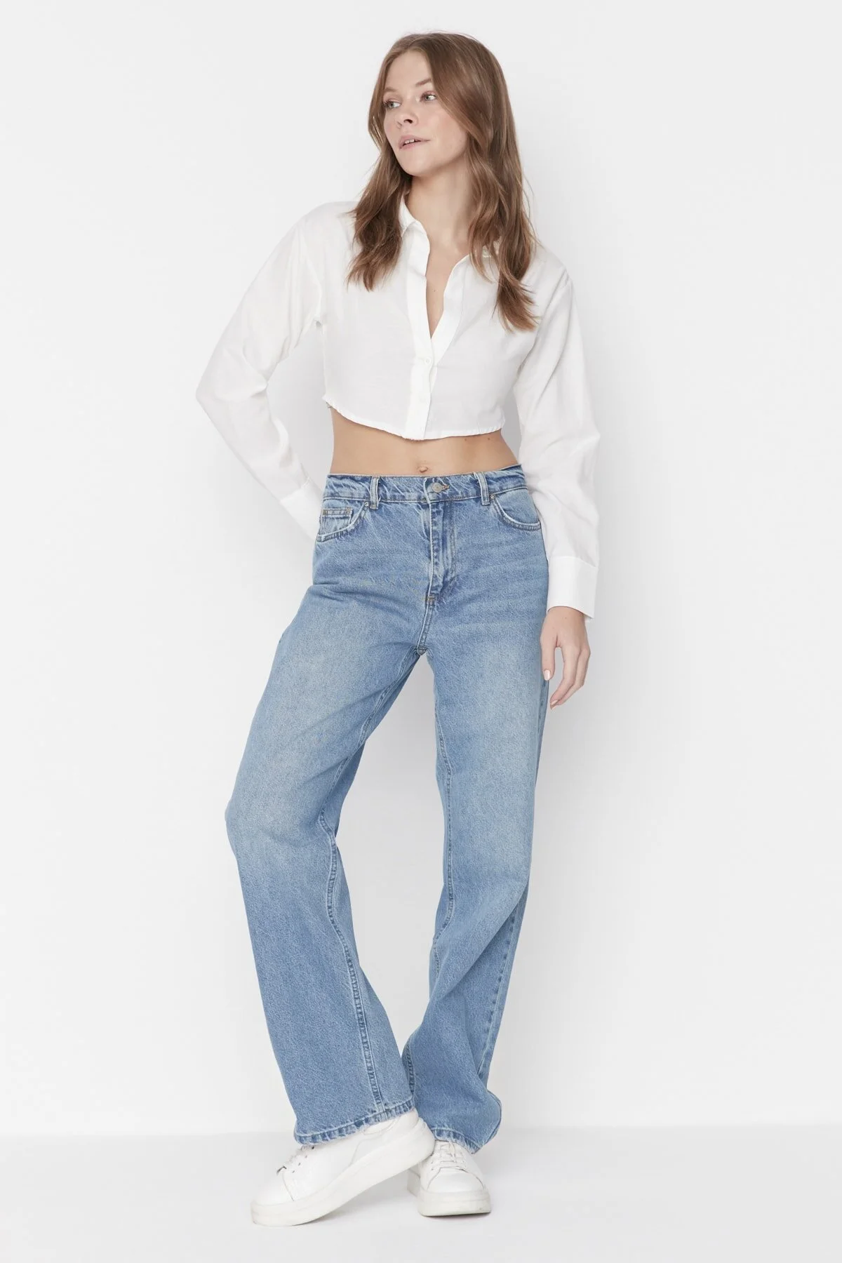 Trendyol Collection  Blaue Jeans mit niedriger Taille und weitem Bein TWOAW23JE00566
