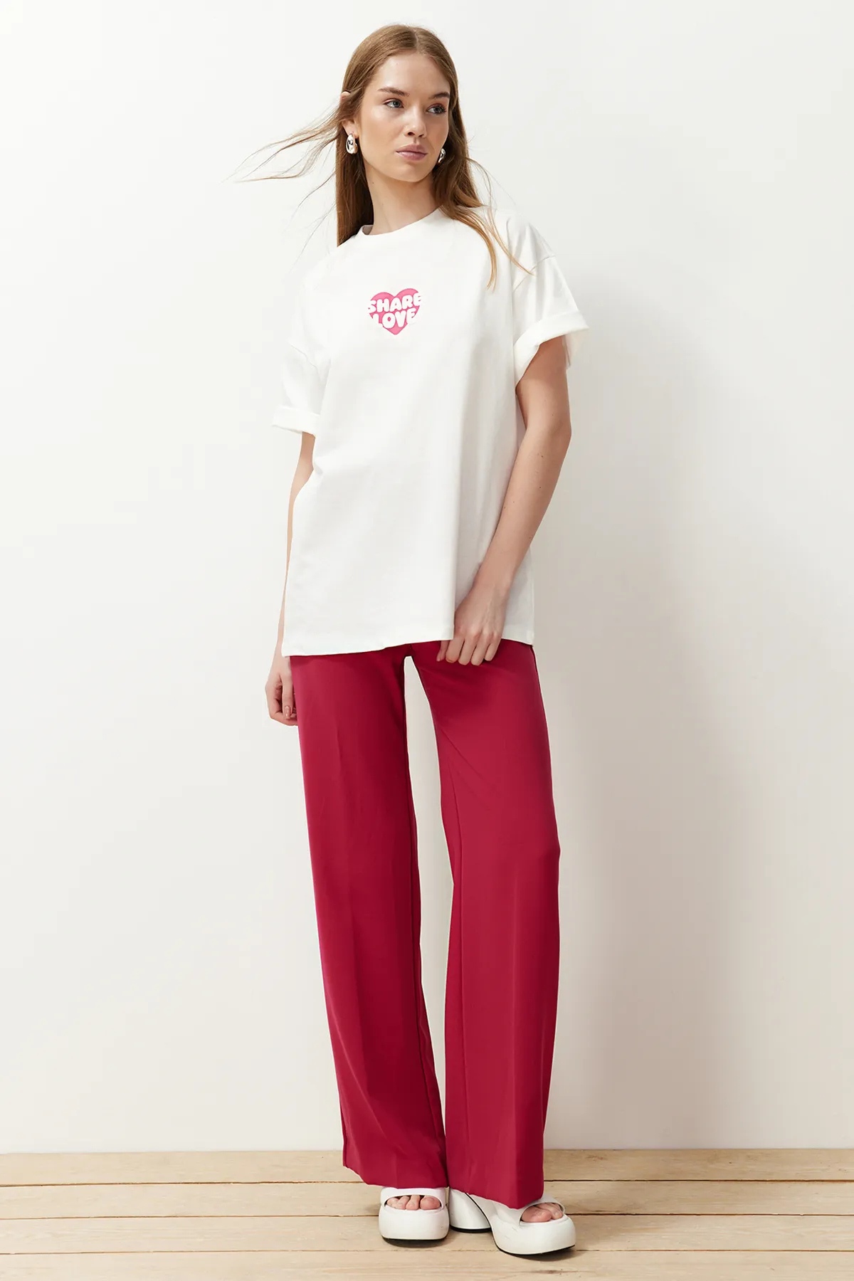 Trendyol Collection  Ecrufarbenes, übergroßes/bequem geschnittenes Strick-T-Shirt aus 100 % Baumwolle auf der Rückseite und der Vorderseite mit Herzmuster TWOSS24TS00236
