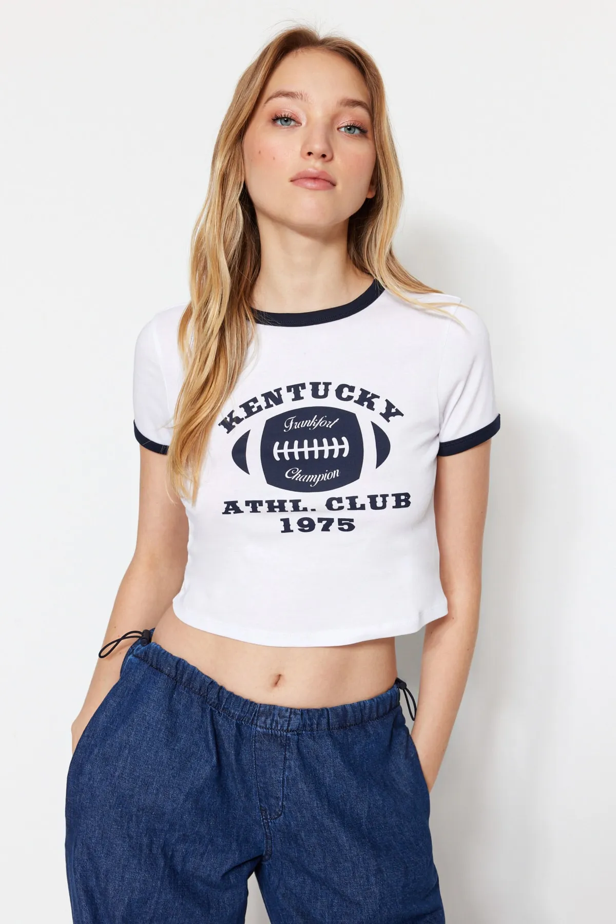 Trendyol Collection  Weißes, figurbetontes, kurz geschnittenes Strick-T-Shirt mit Slogan-Aufdruck aus 100 % Baumwolle TWOSS23TS00100