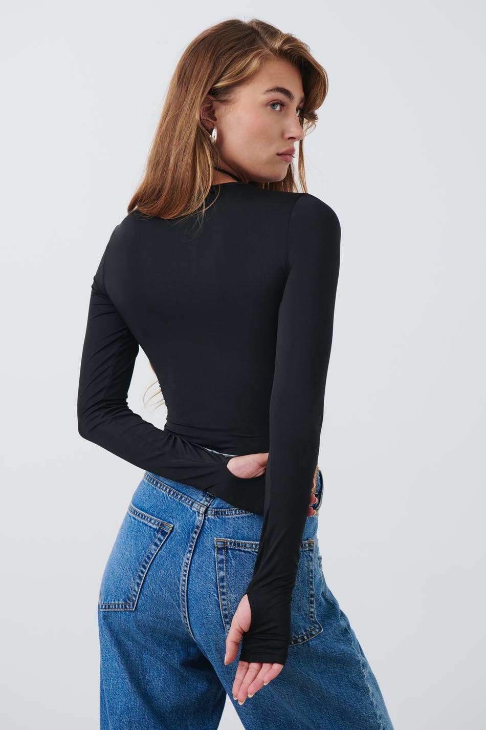 Thumb hole detail top