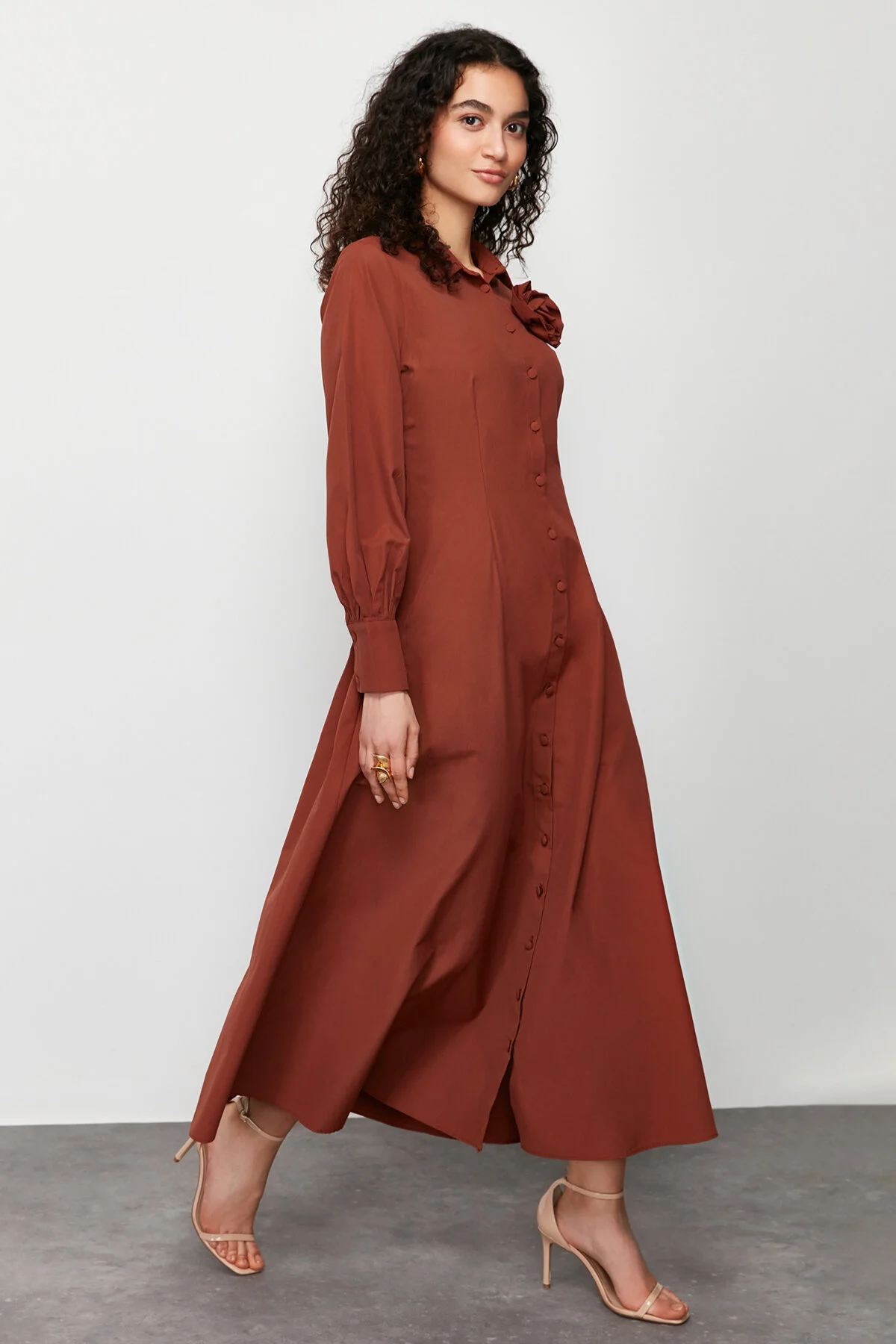 Trendyol Modest  Braunes gewebtes Hemdblusenkleid mit Blumendetail TCTSS24EB00029