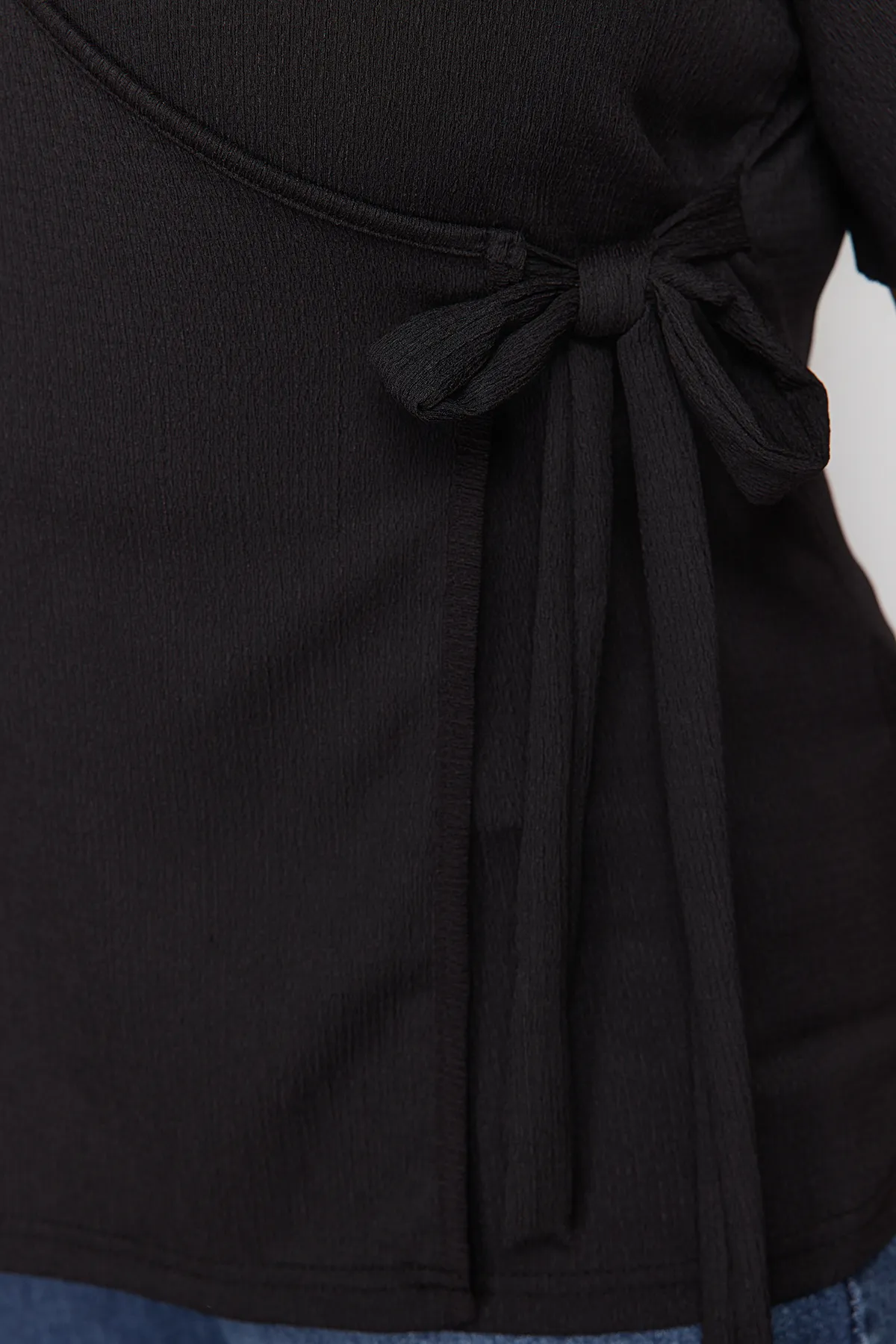 Trendyol Curve  Schwarze zweireihige Strickbluse mit Bindedetail TBSSS23AH00126