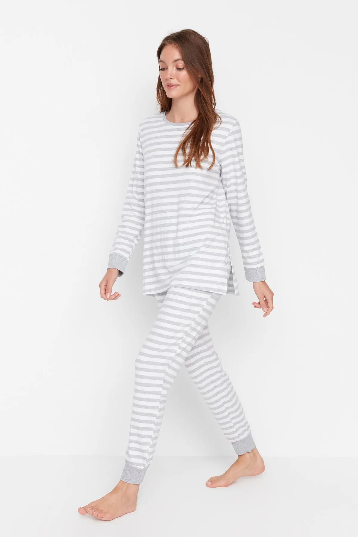 Trendyol Collection  Graues gestreiftes T-Shirt-Jogger-Pyjama-Set aus 100 % Baumwolle mit Strickmuster THMAW21PT0565