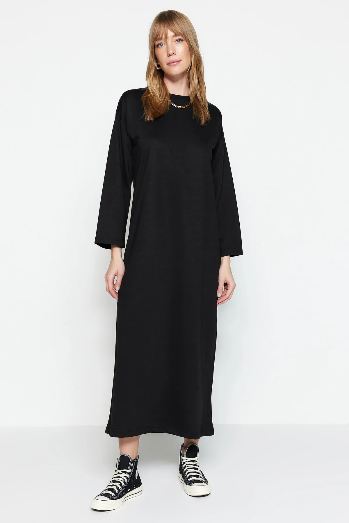 Trendyol Modest  Schwarzes Oversize-Strickkleid TCTSS23EB00125