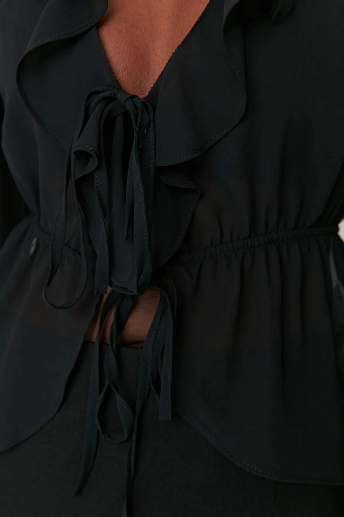 Trendyol Collection  Schwarze, gebundene, ungefütterte Chiffonbluse TPRAW23BZ00070