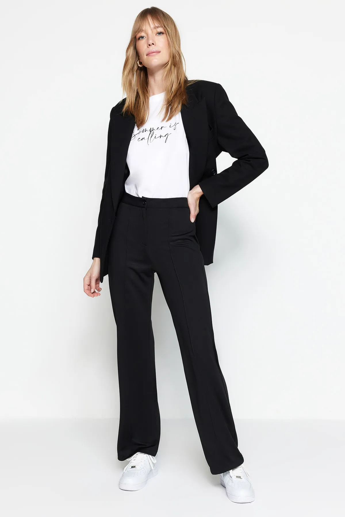 Trendyol Modest  Schwarze Strickhose mit Rippennähten TCTSS23EI00009