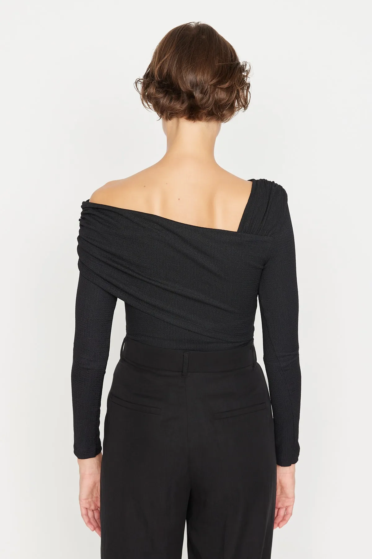 Trendyol Collection  Schwarzer asymmetrischer Kragen, detailreich drapiert, tailliert/körperbetont, figurbetonter Strickbody mit Wickelnieten TWOAW23BD00043