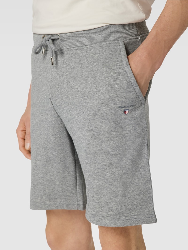 Sweatshorts mit Label-Stitching in flanell meliert