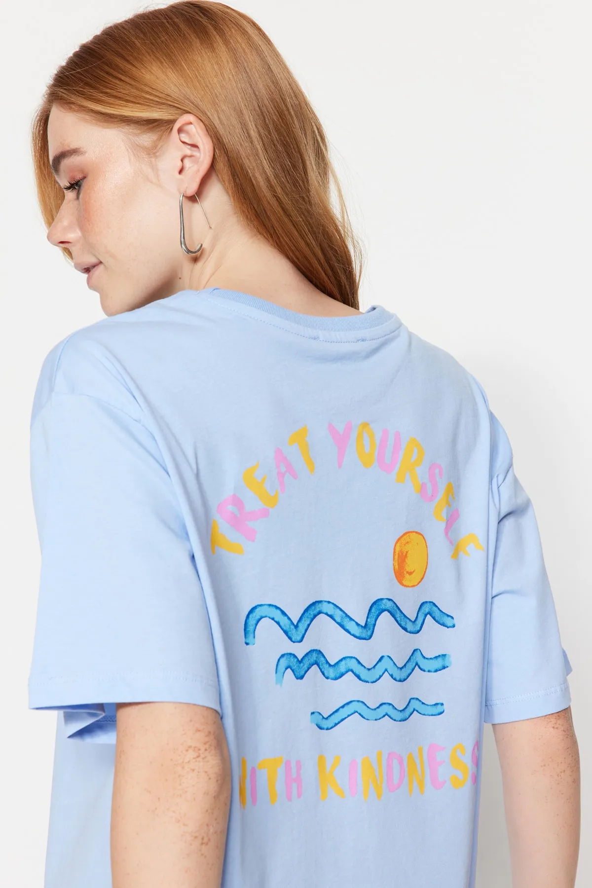 Trendyol Collection  Hellblaues Boyfriend-Strick-T-Shirt aus 100 % Baumwolle mit Rücken- und Brustaufdruck TWOSS23TS00058
