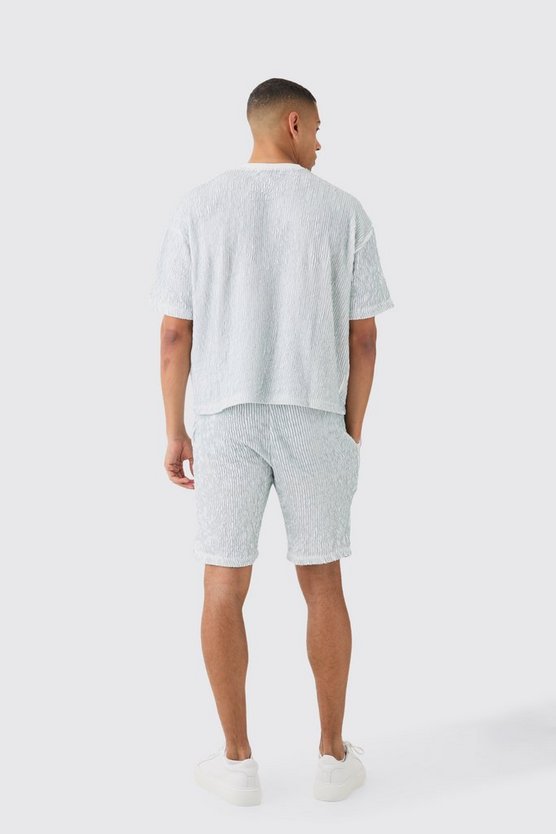 Zweifarbiges kastiges T-Shirt und Shorts